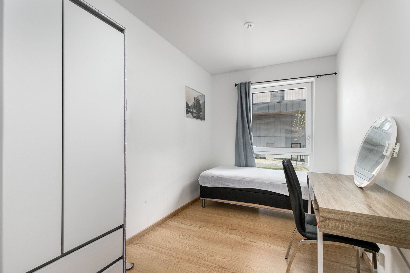 Soverom 3 fremstår som det perfekte ekstrarom - alt etter egne ønsker og behov. Det er satt inn garderobeskap Galleribilde