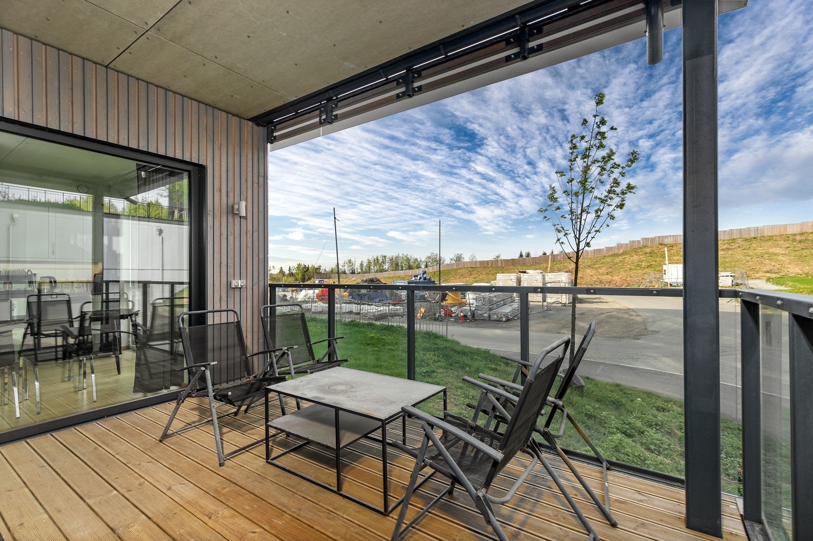 Fra stuen er det utgang til en flott nordvestvendt balkong på 11 kvm, hvor man kan nyte late dager og sene kvelder i hyggelige omgivelser. Galleribilde