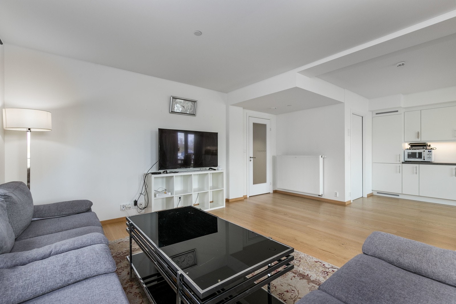 Oppvarming med vannbåren varme tilknyttet radiatorer, balansert ventilasjon samt felles varmtvannsystem. En meget energibesparende leilighet! Galleribilde