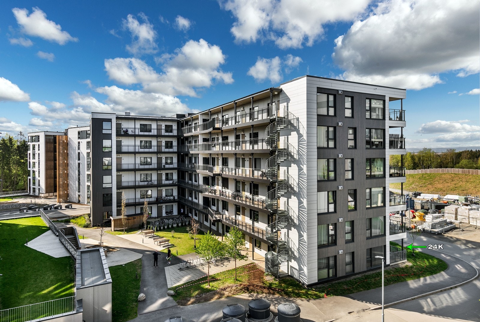 Her bor man sentralt i forhold til butikker, barnehager, skoler, skog og mark. Det er gangavstand til togstasjonen og enkel tilgang til busser med hyppige avganger. Området vil bestå av moderne kvalitetsboliger med fine parker og friområder rundt Galleribilde