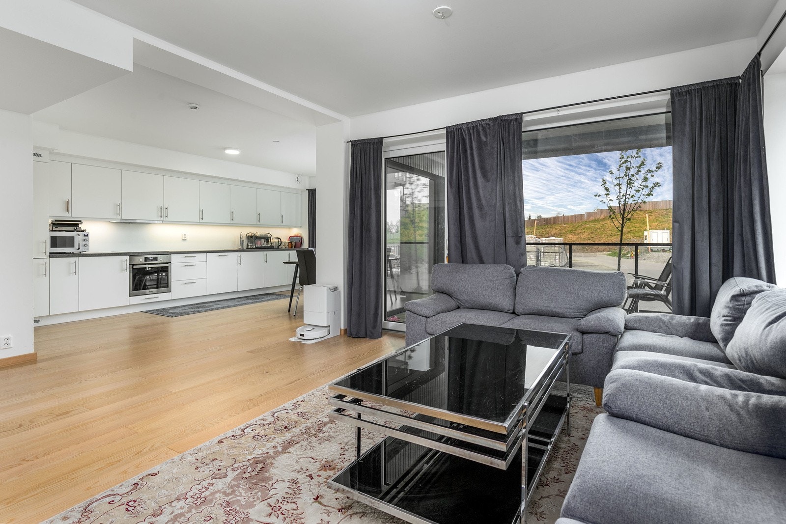 Leiligheten har en god internbeliggenhet i byggets 1. etasje og har en lys og luftig planløsning. Galleribilde