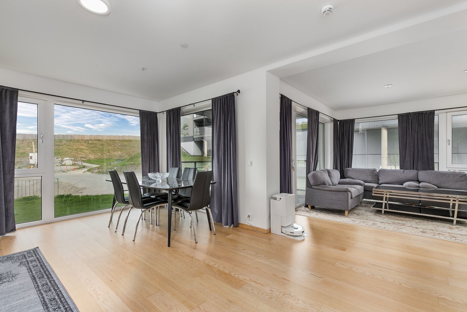 Gulvet er belagt med enstavs hvitpigmentert parkett som strekker seg sømløst inn i de øvrige oppholdsrom Galleribilde