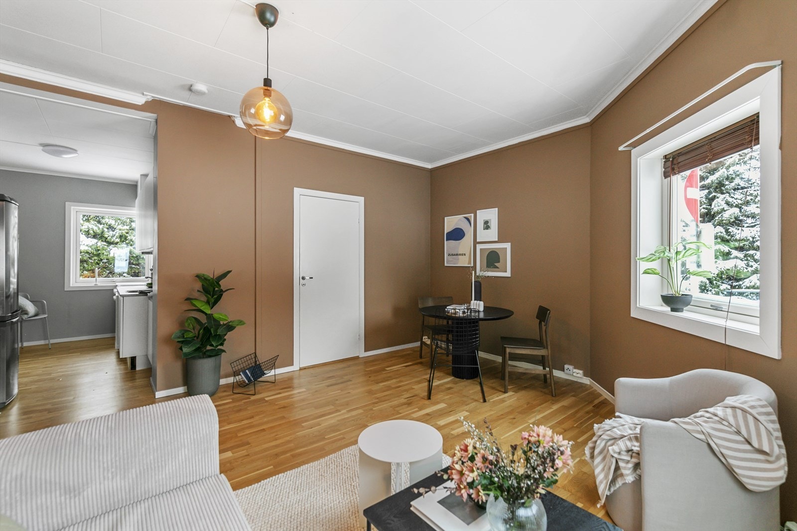 Innvendig er alle rom pusset opp i 2014 og boligen gir et godt inntrykk med moderne overflater og innredning. Galleribilde