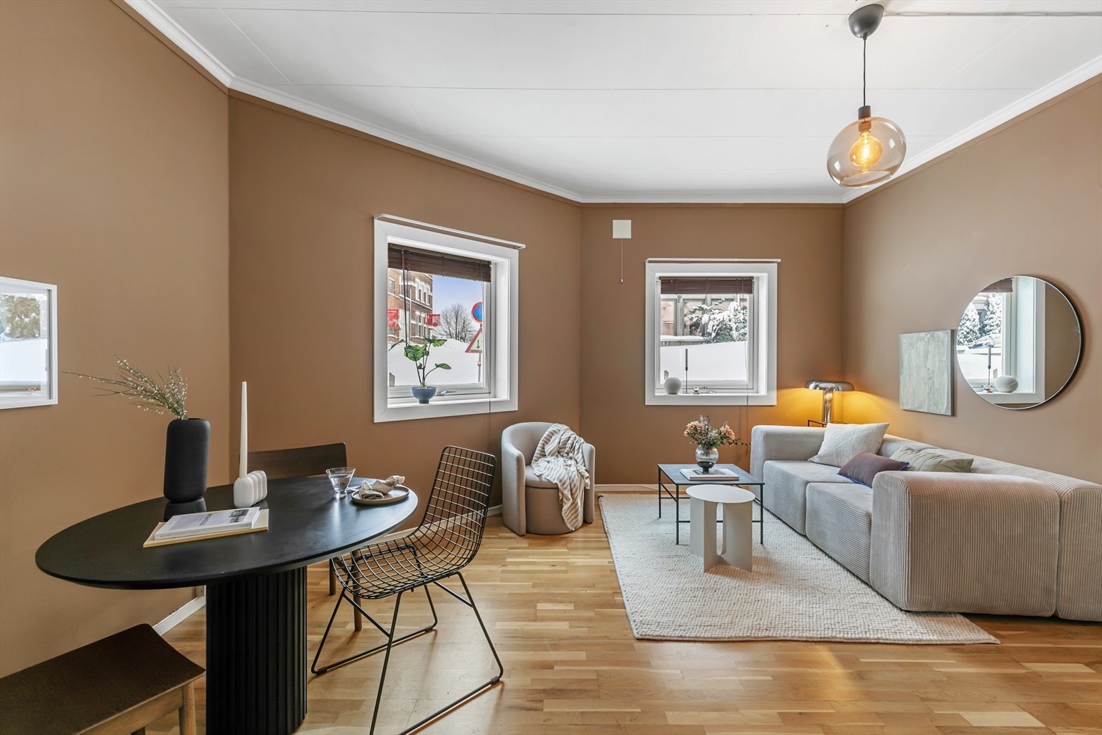 Leiligheten ligger i 1. etg. av en firemannsbolig beliggende i sentrum. Her har du alt byen har å by på av servicetilbud nærmest rett utenfor døren. Galleribilde