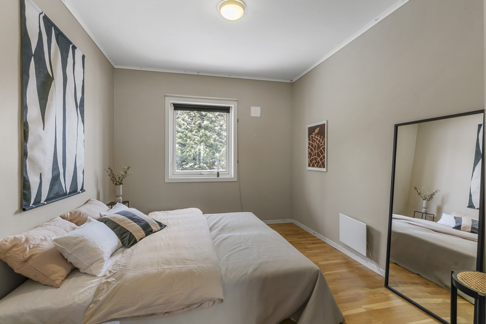 Soverommet er romslig, og har godt med plass til møbler utover en dobbeltseng. Galleribilde