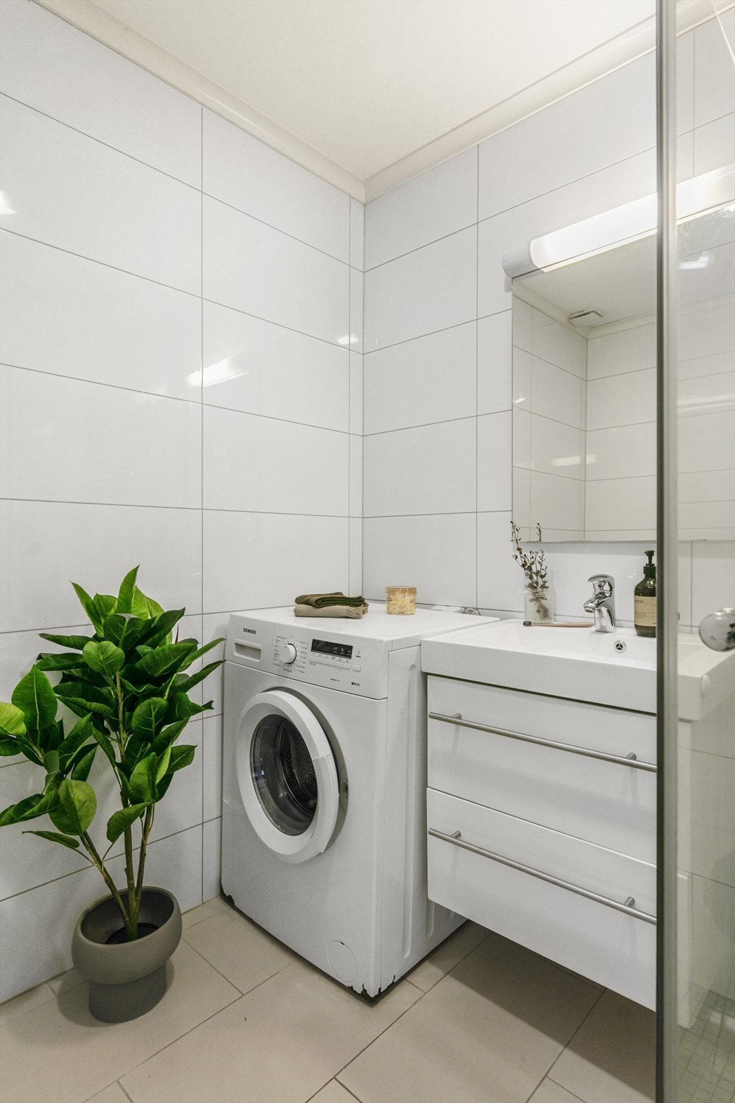 Videre er det sokkeltoalett og dusjnisje med inn- og utfeltbare glassvegger. Rommet har også opplegg for vaskemaskin og tørketrommel. Galleribilde