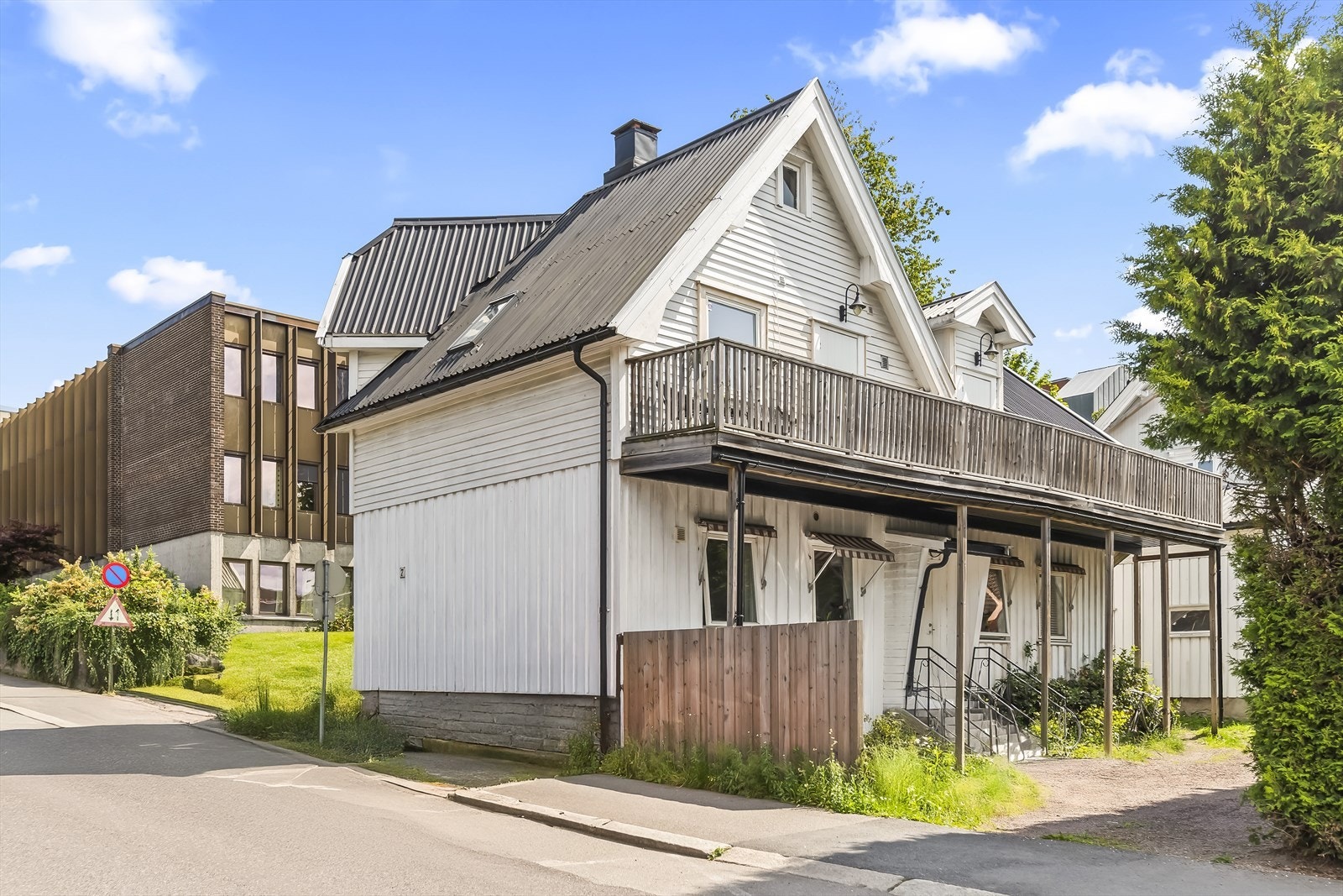 Området er perfekt for deg som ønsker å bo sentralt til. Tønsberg sentrum som byr på gode shoppingmuligheter, jernbanestasjon, bussterminal og populære Tønsberg brygge. Galleribilde