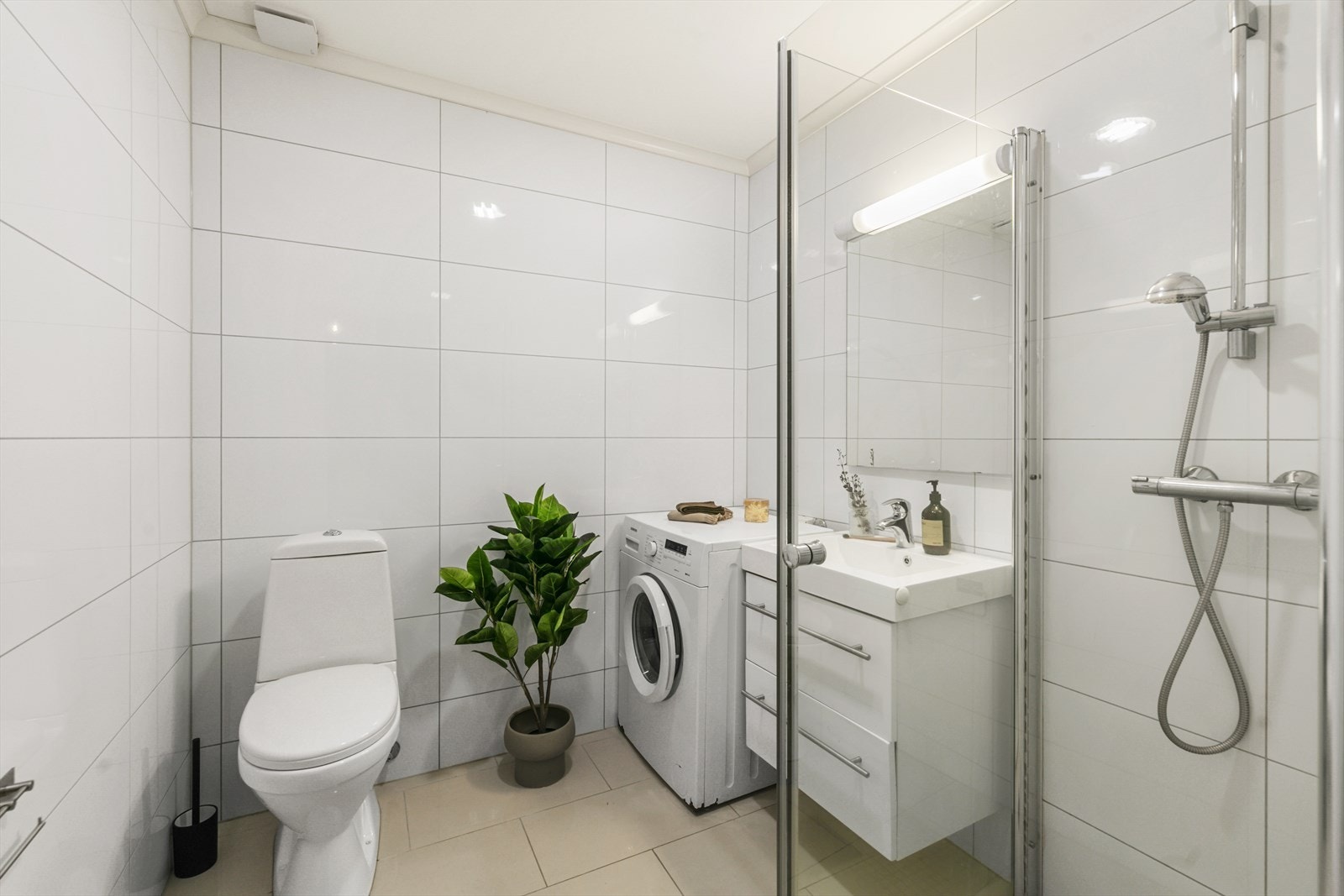 Badet er helfliselagt og varmekabler i gulv gir en lun varme året rundt. Galleribilde