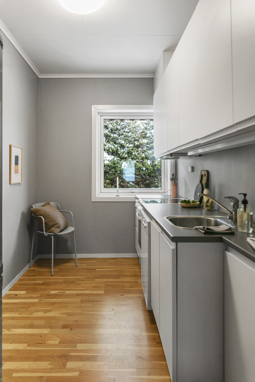 Lysarmatur og stikkontakter under overskap gir godt med belysning. Galleribilde