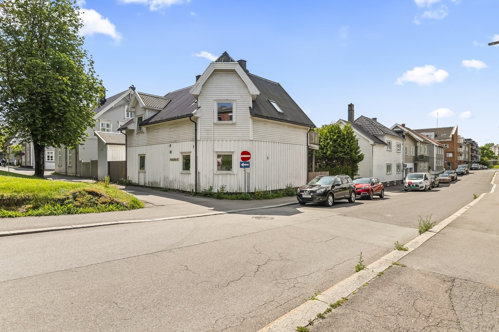 Det er også hyggelige tur- og rekreasjonsområder i nærheten, herunder bl.a. Frodeåsen, Byskogen og Messeområdet. På Eik finner du lysløype - ideelt for deg som liker løping, sykling og gåturer i skogen. Galleribilde