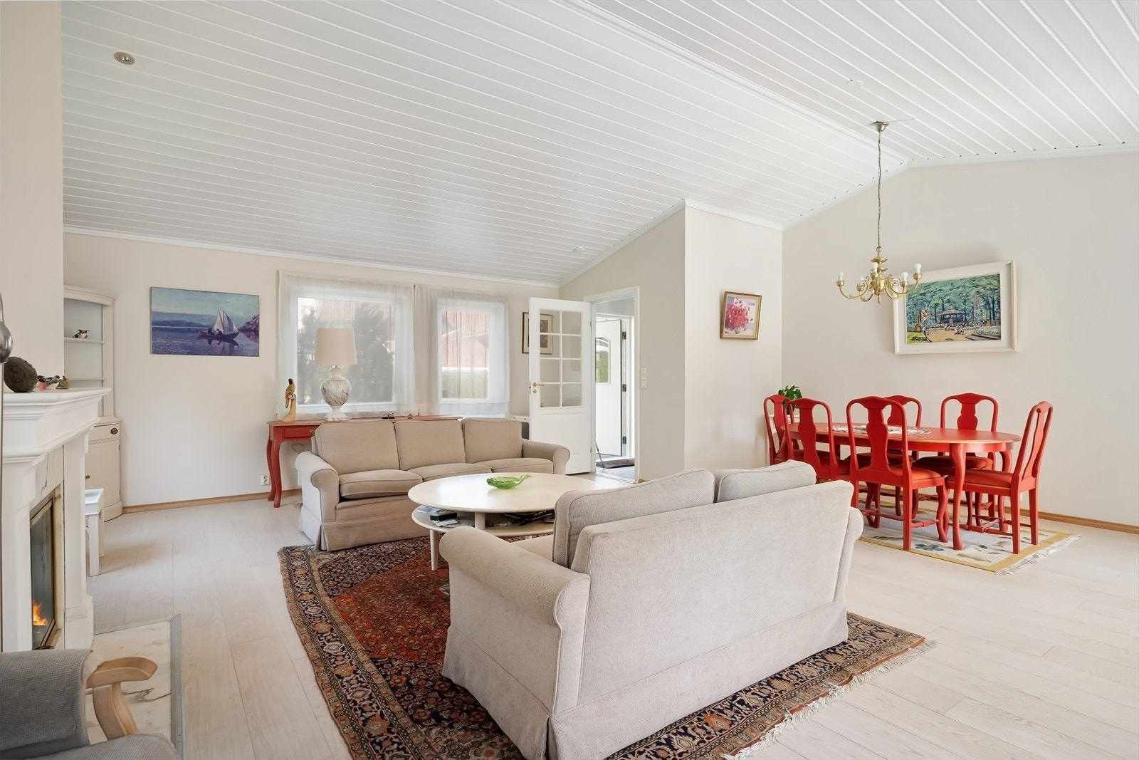 Stuen og spisestuen. Galleribilde