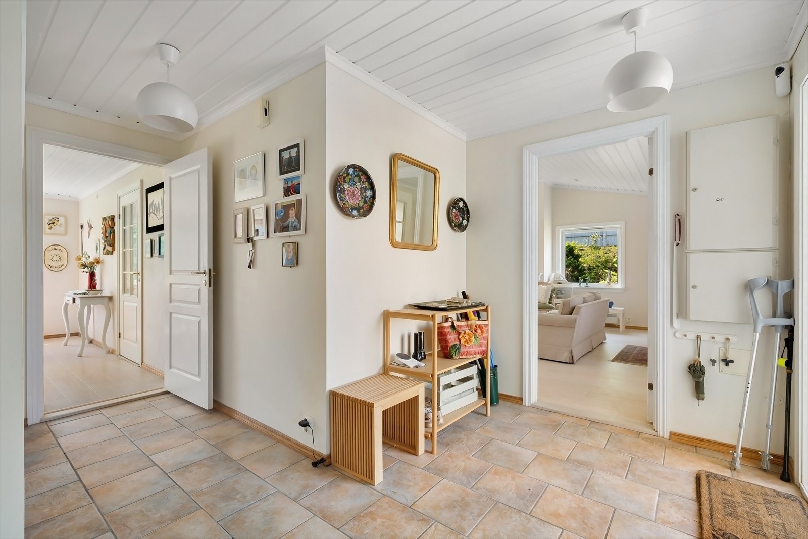 Entrèen er et sentralt plassert rom. Her er det fliser med varmekabler i gulvet. Sikringsskapet er plassert å veggen ved døra. Om man ønsker det er det plass til et garderobeskap på veggen der det er speil. Galleribilde