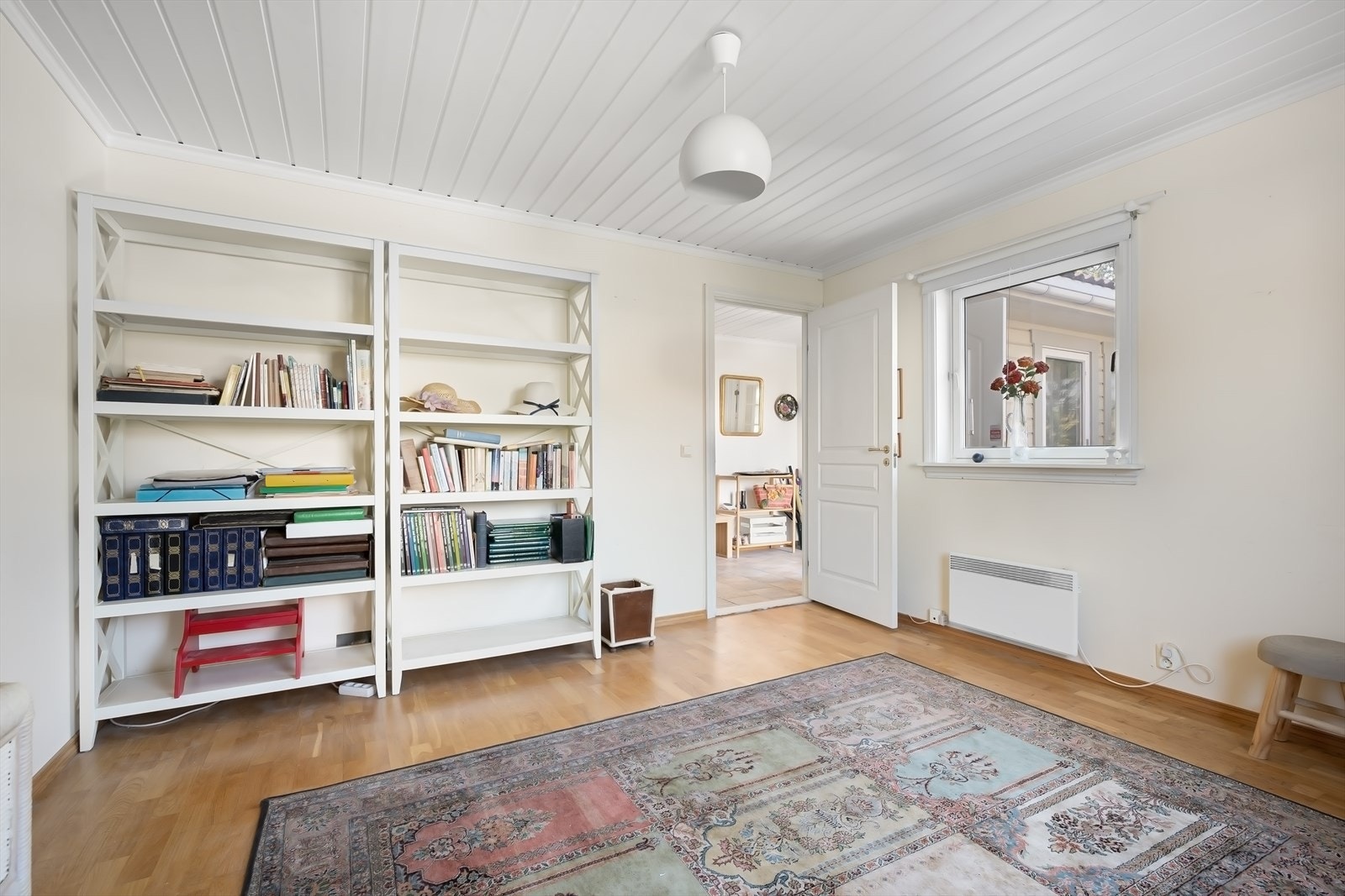 i 1. etasje er det et stort soverom. Rommet er enkelt å møblere. Galleribilde