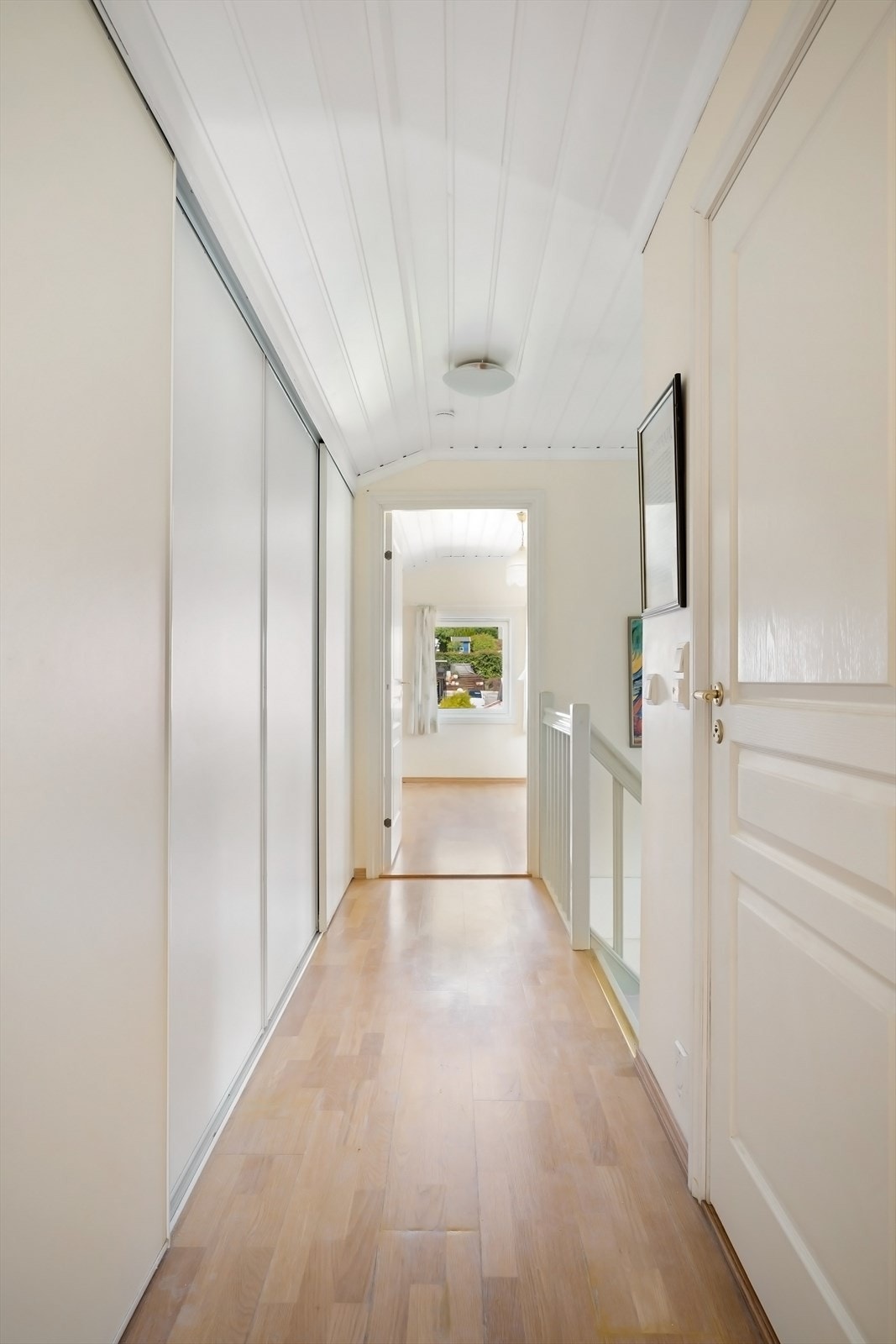 Gang/trapperom i 2. etasje er innredet med skyvedørsgarderobe langs den ene veggen. Galleribilde