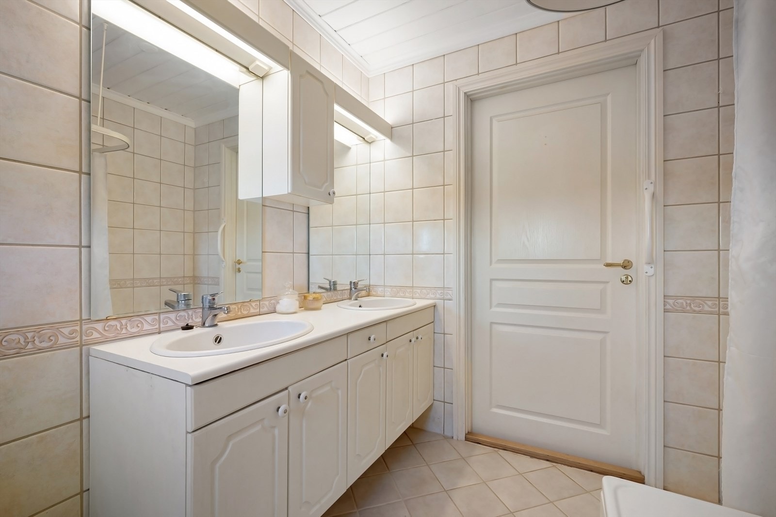 Bad i 2. etasje er flislagt og har varmekabler i gulvet. Her er baderomsinnredning med 2 servanter. Badekar m/hånddusj og WC. Galleribilde