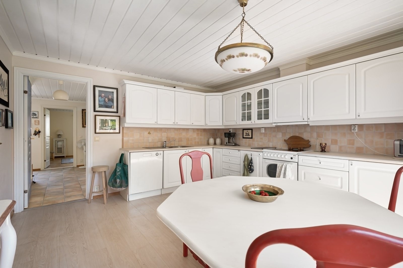 Stort kjøkken. Her er svært mye kjøkkeninnredning og benkeplass. Opplegg for oppvaskmaskin. Over komfyren er det avtrekksvifte m/ventilatorskap. Galleribilde