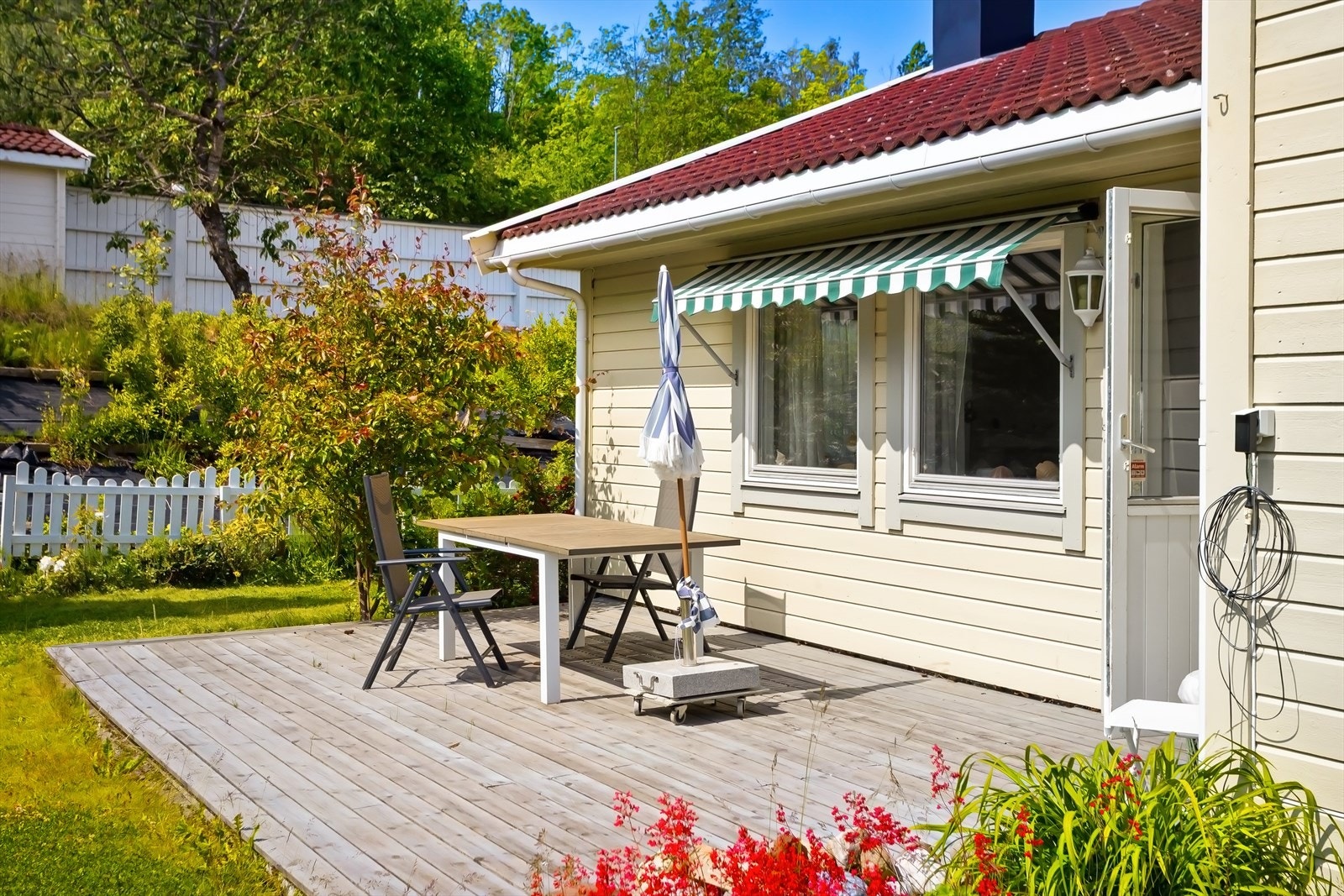 Terrassen ligger svært fint til. Her går det greit å møblere både med sittegruppe og spisebord. Galleribilde