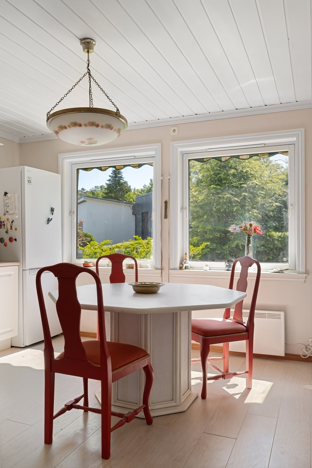 Det romslige kjøkkenet har god plass til spisebord og rommet blir fort et naturlig samlingspunkt i en kanskje hektisk hverdag. Galleribilde