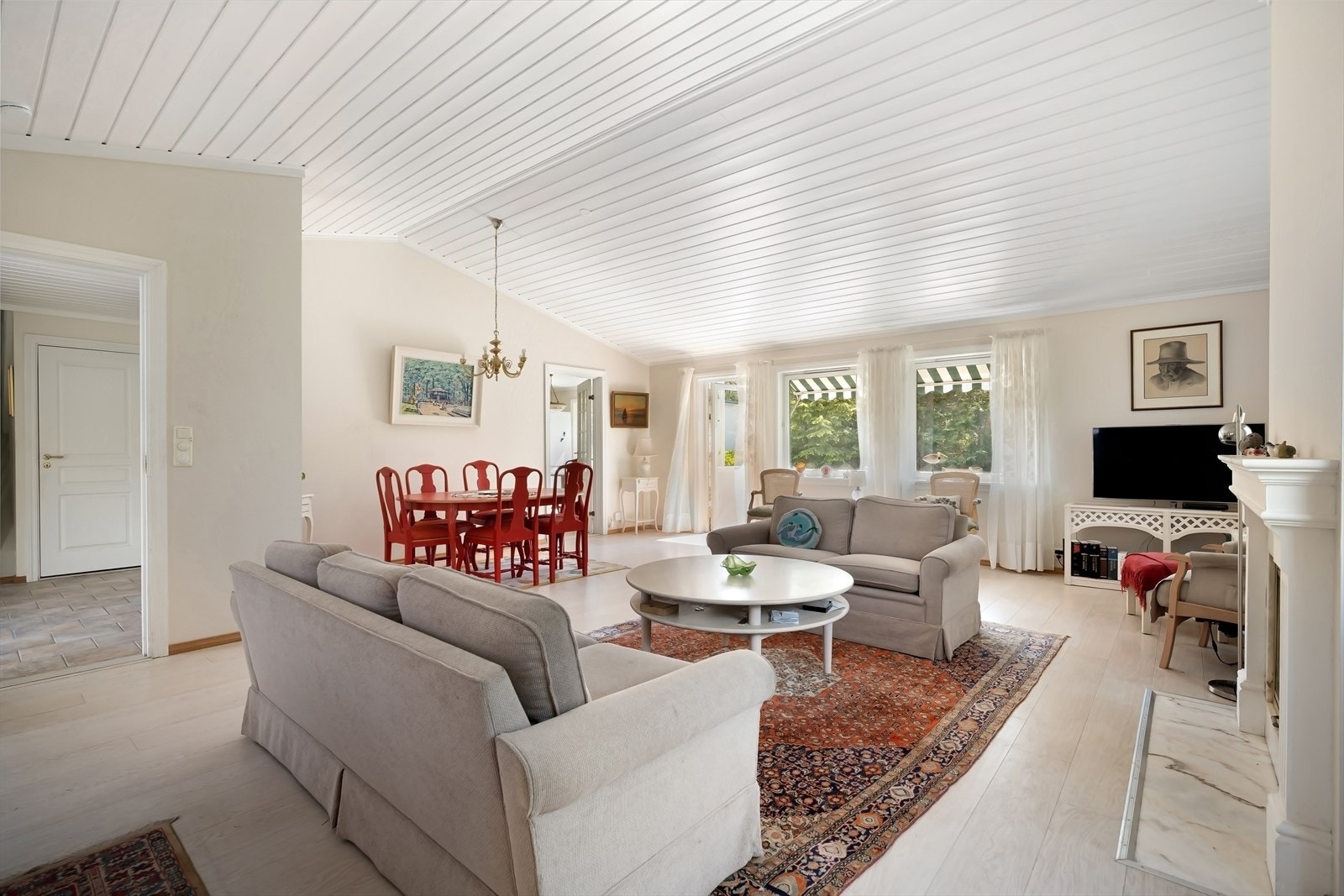 Stuen og spisestuen er i åpen løsning. Spisestuedelen ligger nærmest kjøkkenet. Døren ut til terrasse / hage er også smart plassert med kort vei til kjøkkenet. Galleribilde