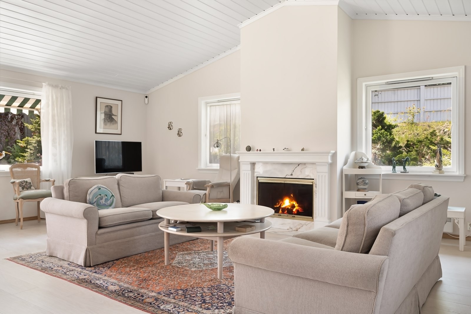 Sofaen finner sin naturlige plass ved peisen. Galleribilde