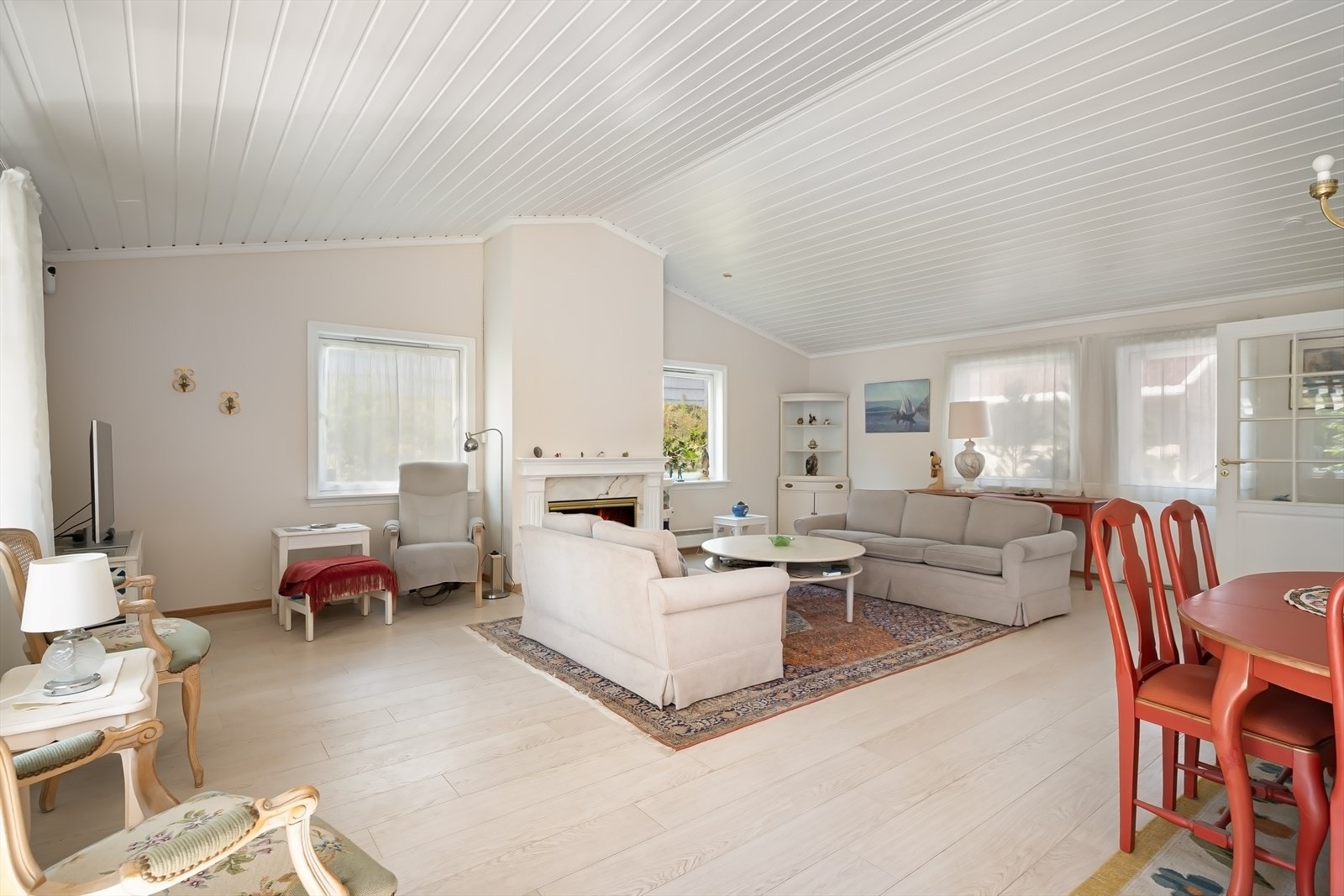 Stuen er et lyst og trivelig rom, med god takhøyde. Det er to utgangsdører fra stuen; en ut til hagen og en til ut til gårdsplassen. Galleribilde