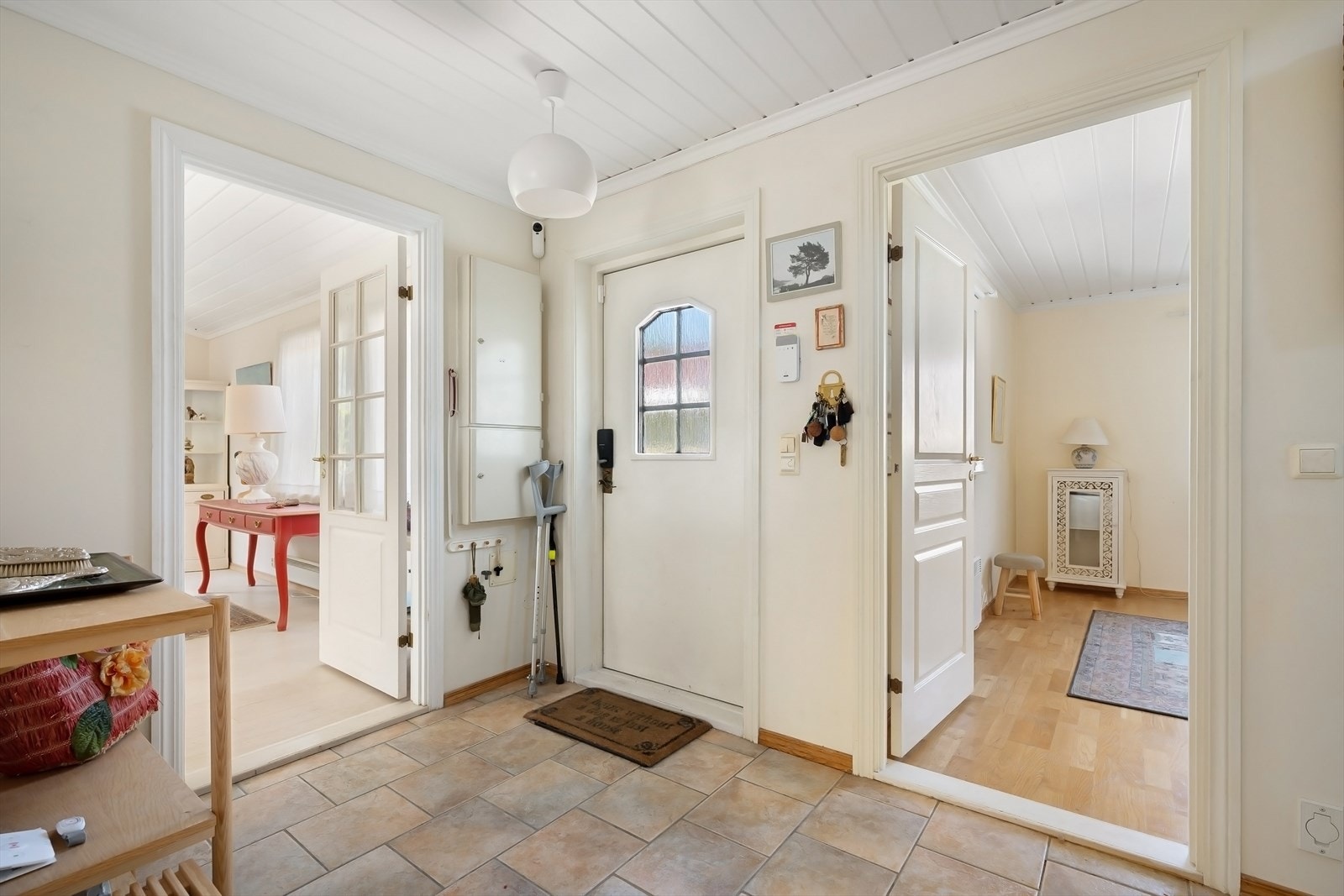 Man ønskes velkommen inn en svært romslig entrè. Galleribilde