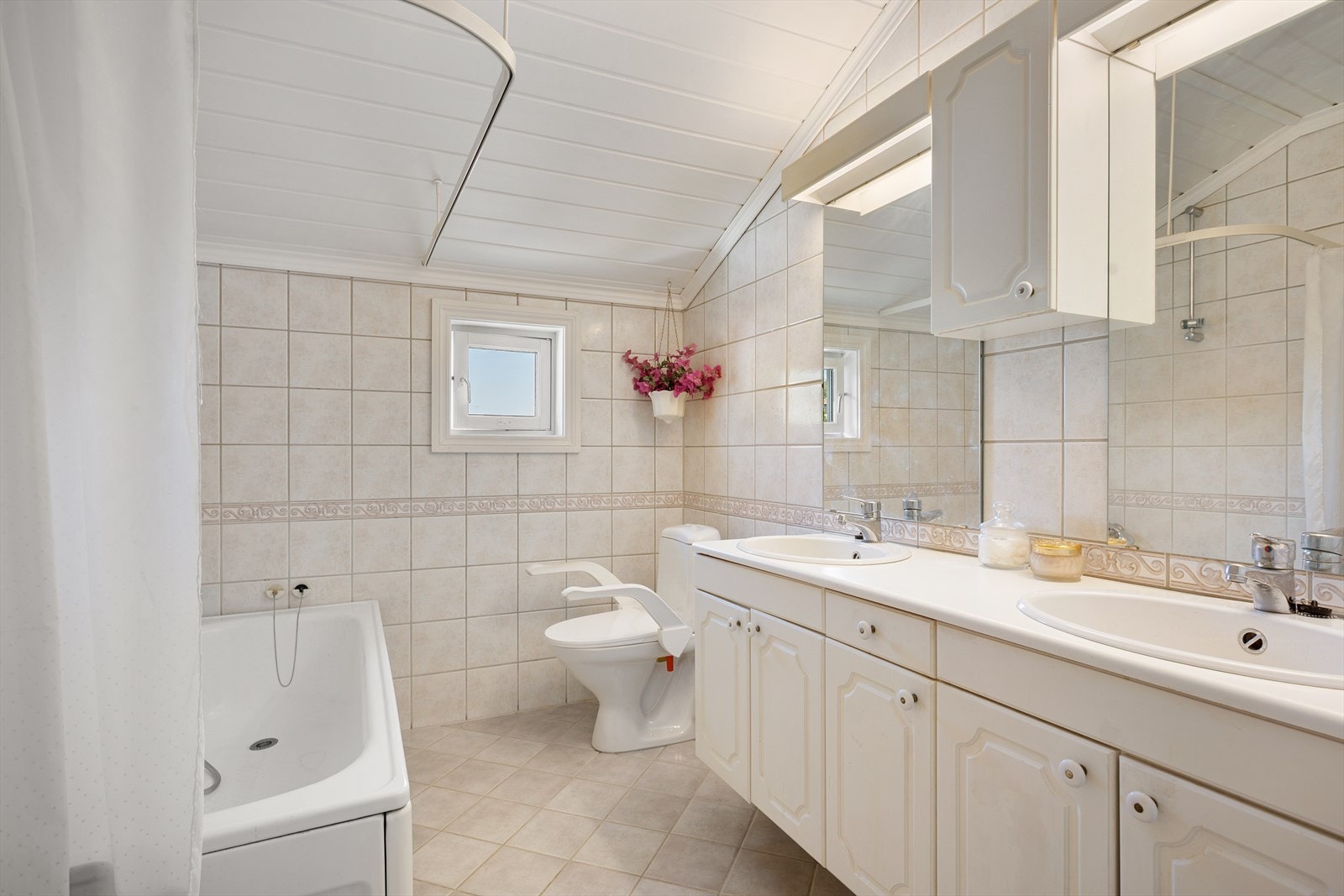 Badet i 2. etasje har stor baderomsinnredning m/2 servanter, speil osv. Her er badekar med hånddusj. WC. Galleribilde