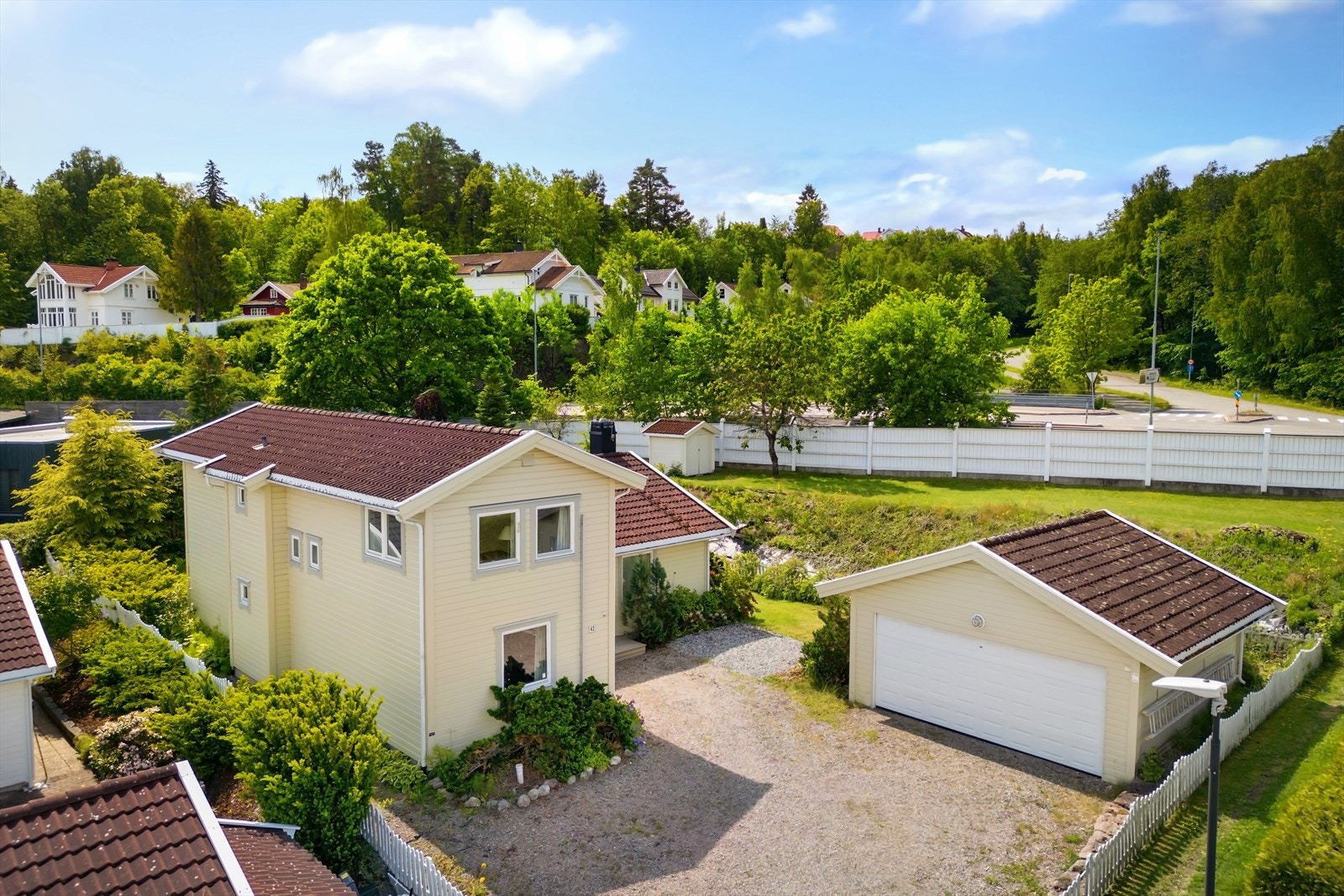 Sjøvollbukta 43 ligger ved enden av blindvei - eiendommen har romslig tomt, hvor det blant annet er stor gårdsplass med god plass til flere biler. Galleribilde