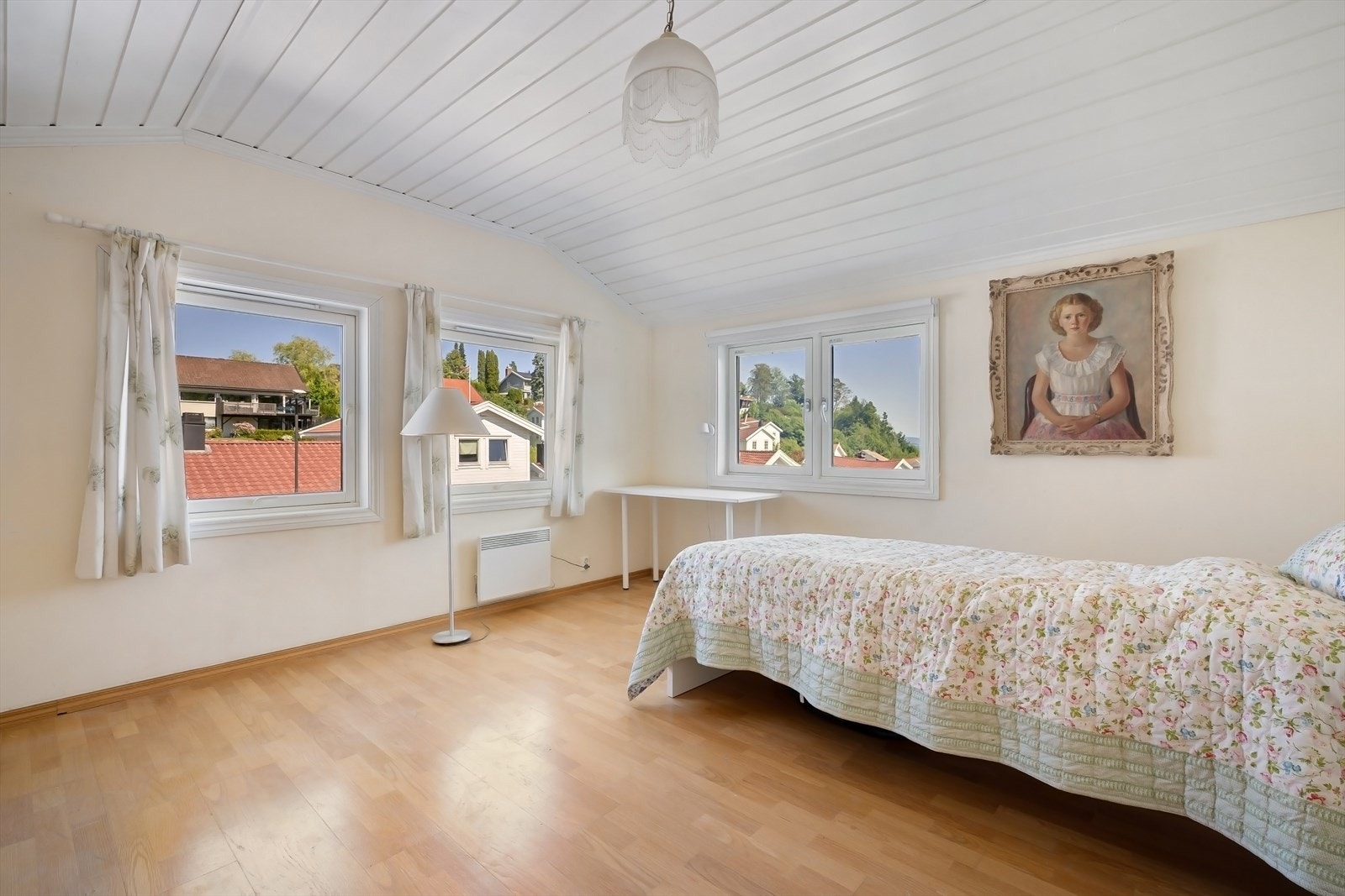 Soverom 2 er meget lyst og romslig Galleribilde