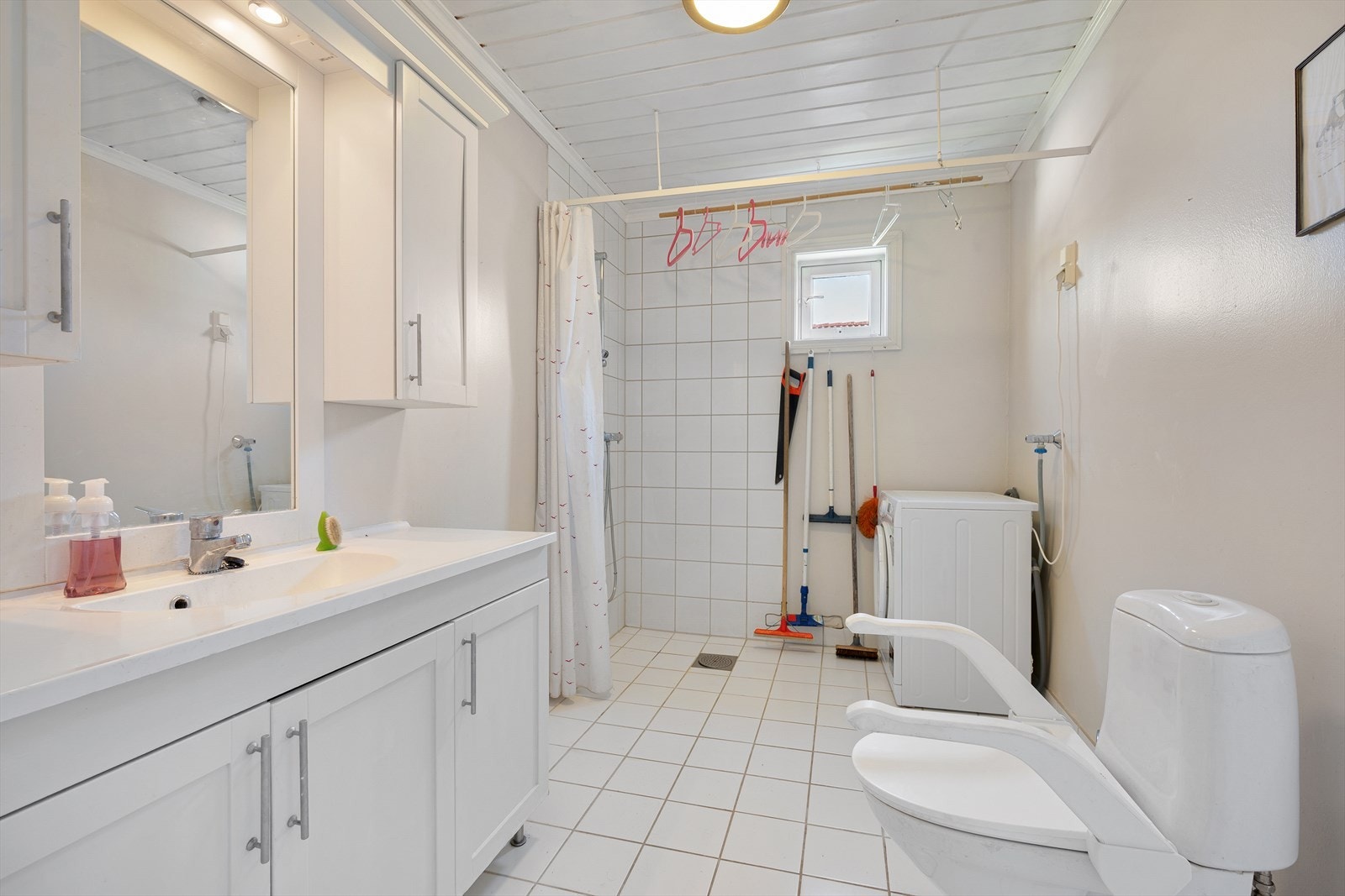 Badet i 1. etasje er et romslig rom hvor det er god plass til baderomsinnrending med servant og skap. Dusj med forheng og god plass til vaskemaskin og evt.tørketrommel. WC. Galleribilde