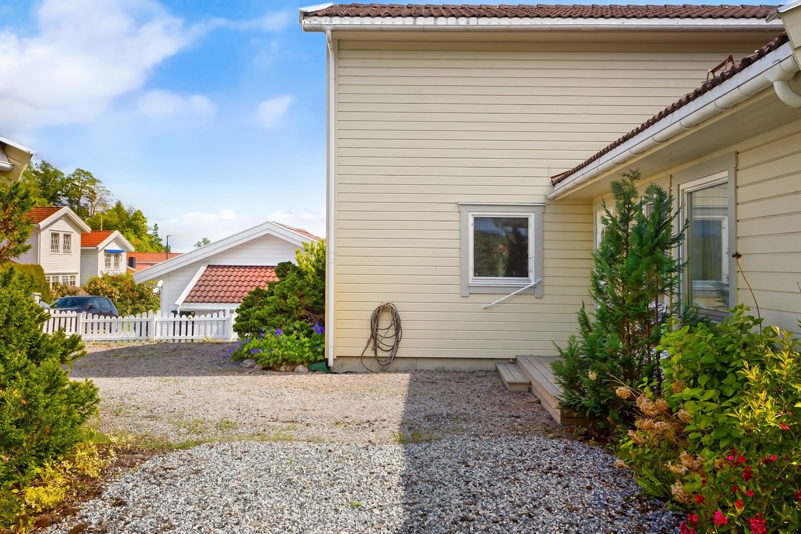 Gårdsplassen er gruslagt. Eiendommen er i all hovedsak inngjerdet Galleribilde