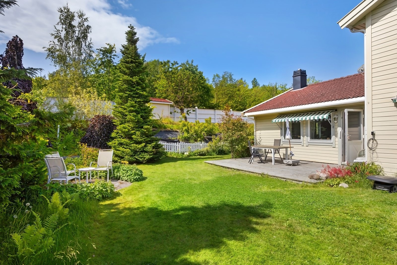 Hagen er grønn og frodig. Fra stuen/spisestuen kommer man ut til terrassen hvor det er lunt og svært gode solforhold. Galleribilde