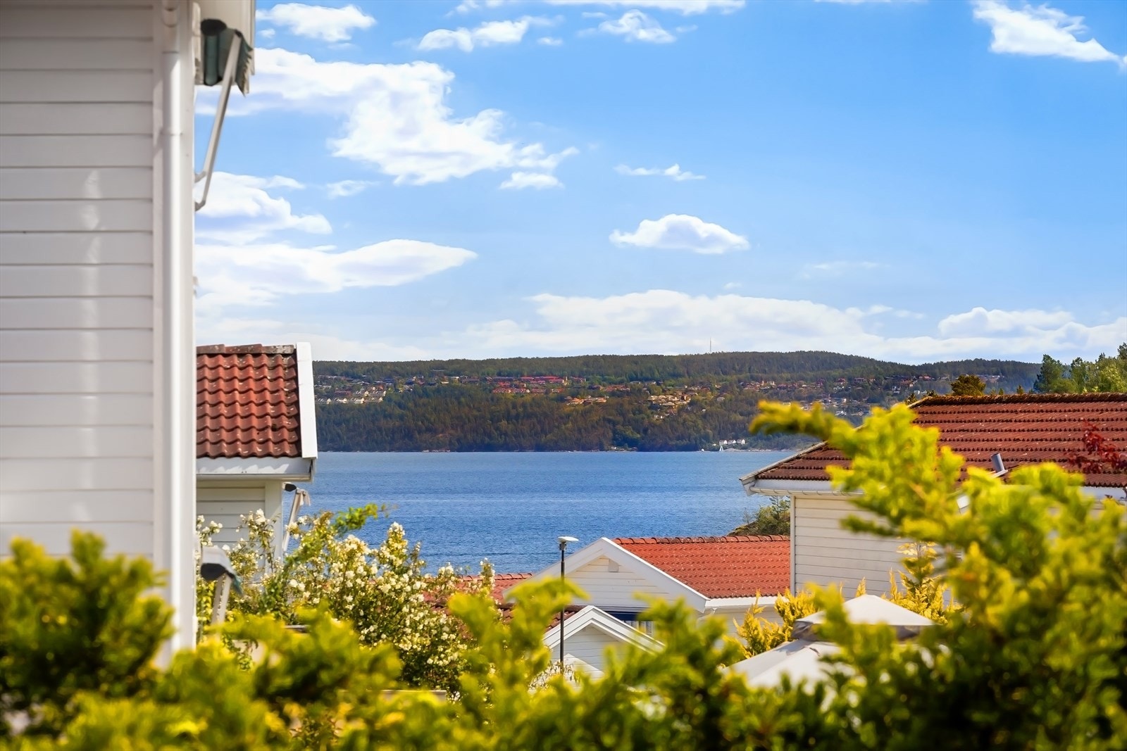 Man ser fjorden fra eiendommen. Galleribilde