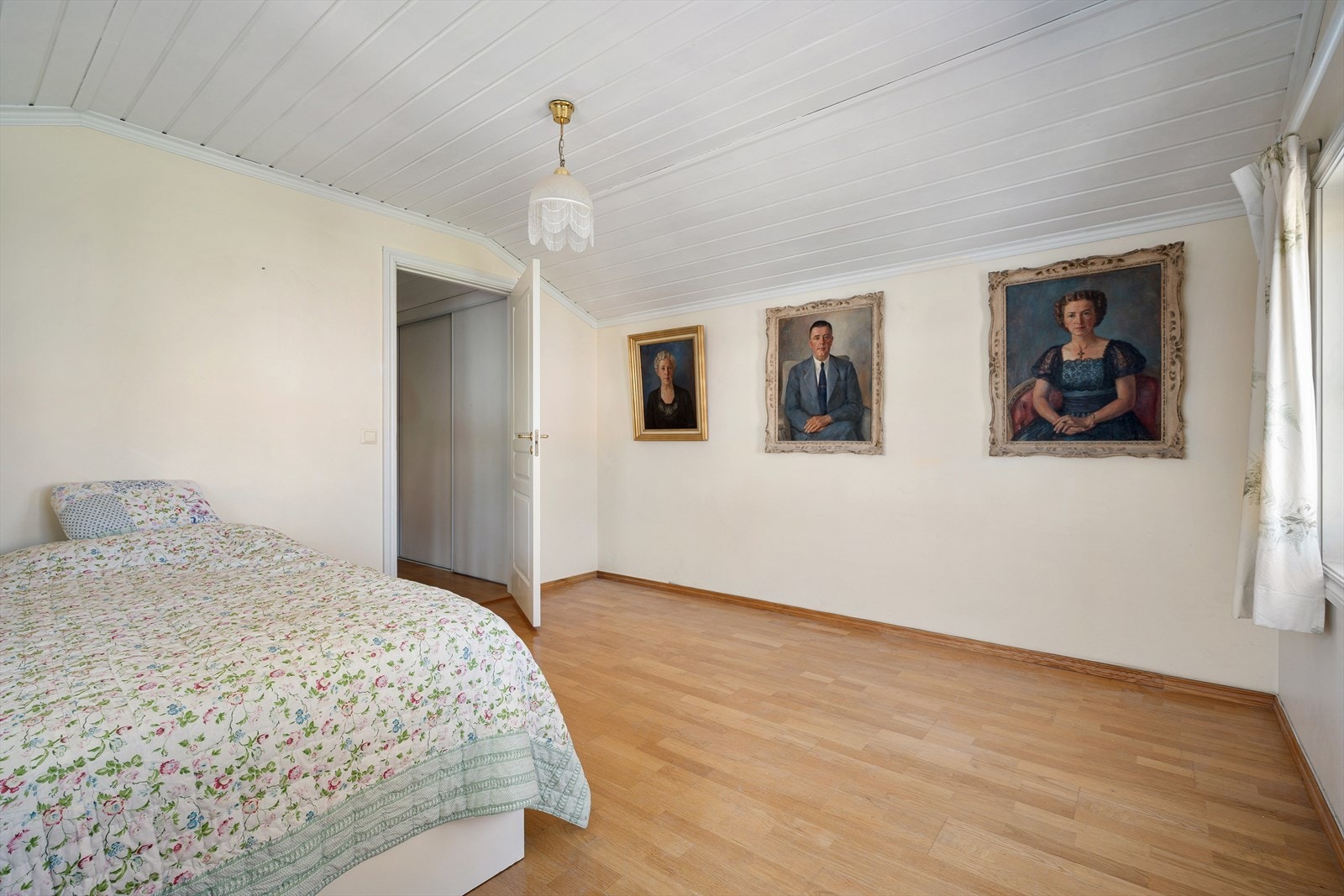 Soverom 2 er også et meget romslig soverom. Her vil nok mange få bygget seg garderobeløsing langs hele veggen. Galleribilde