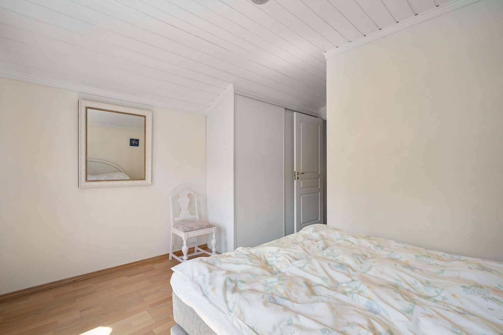 Hovedsoverom med skyedørsgarderobe. Bod til venstre, umiddelbart når man kommer inn i rommet. Galleribilde