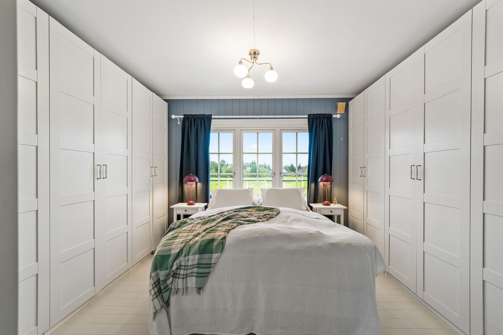 Adkomst til pent etablert soverom i tidligere stue fra spisestuen Galleribilde