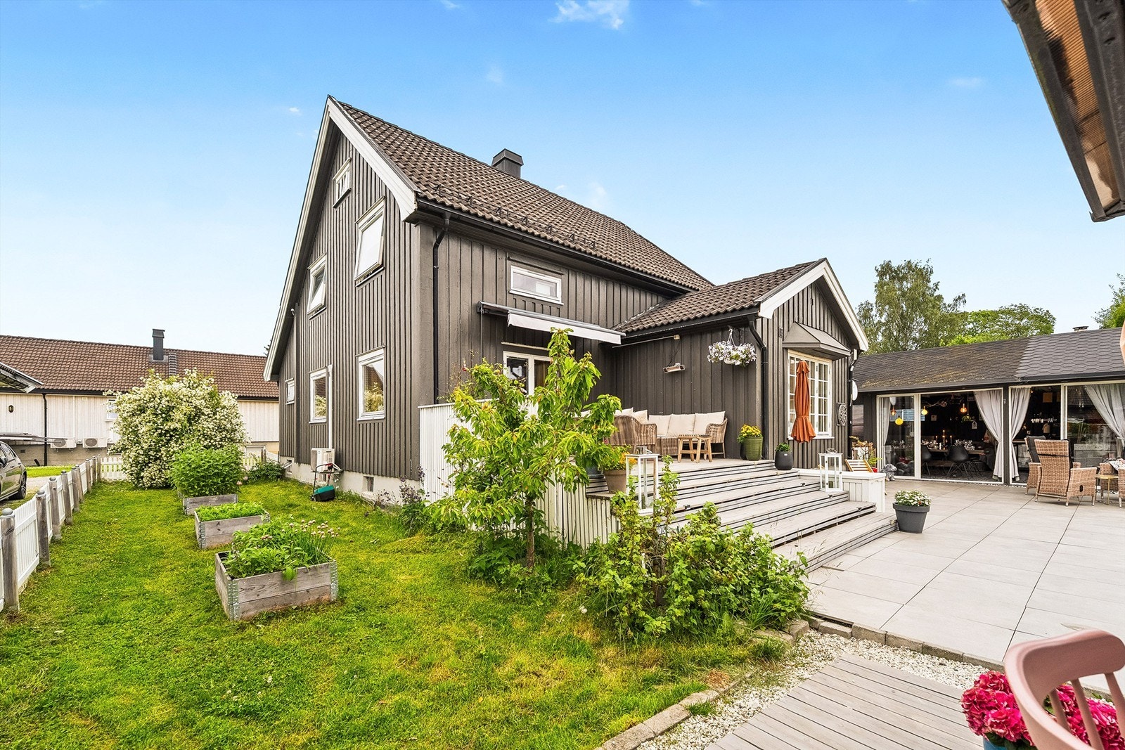 Velkommen til Averstadmoen 4A - Boligen har pent opparbeidet tomt med bl.a. plenarealer, diverse beplantning, frukt/bærbusker. (Foto: Morten Eriksen) Galleribilde