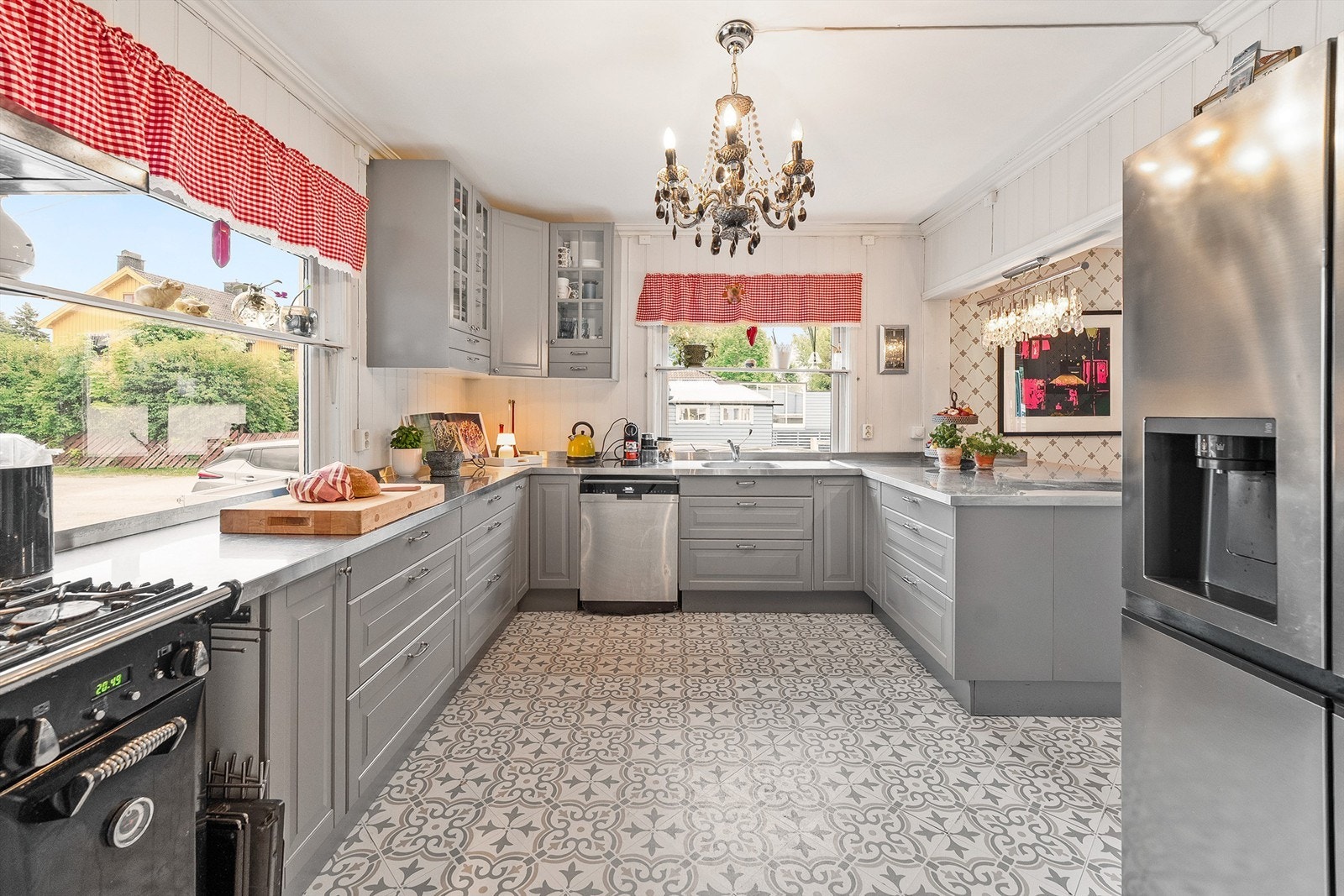 Boligen har et romslig kjøkken som er godt tilrettelagt for den som er glad i å lage mat Galleribilde