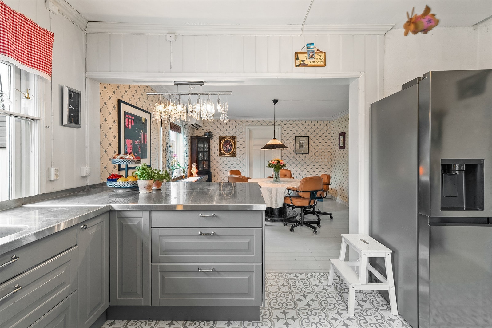 Delvis åpen løsning mot spisestue Galleribilde