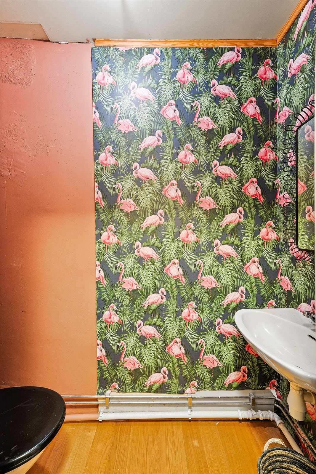 Toalettrommet i 2 etasje har gulvflater med parkett, det er tapet og malte overflater på vegger, servant med to-greps armatur, speil på vegg, og frittstående toalett Galleribilde