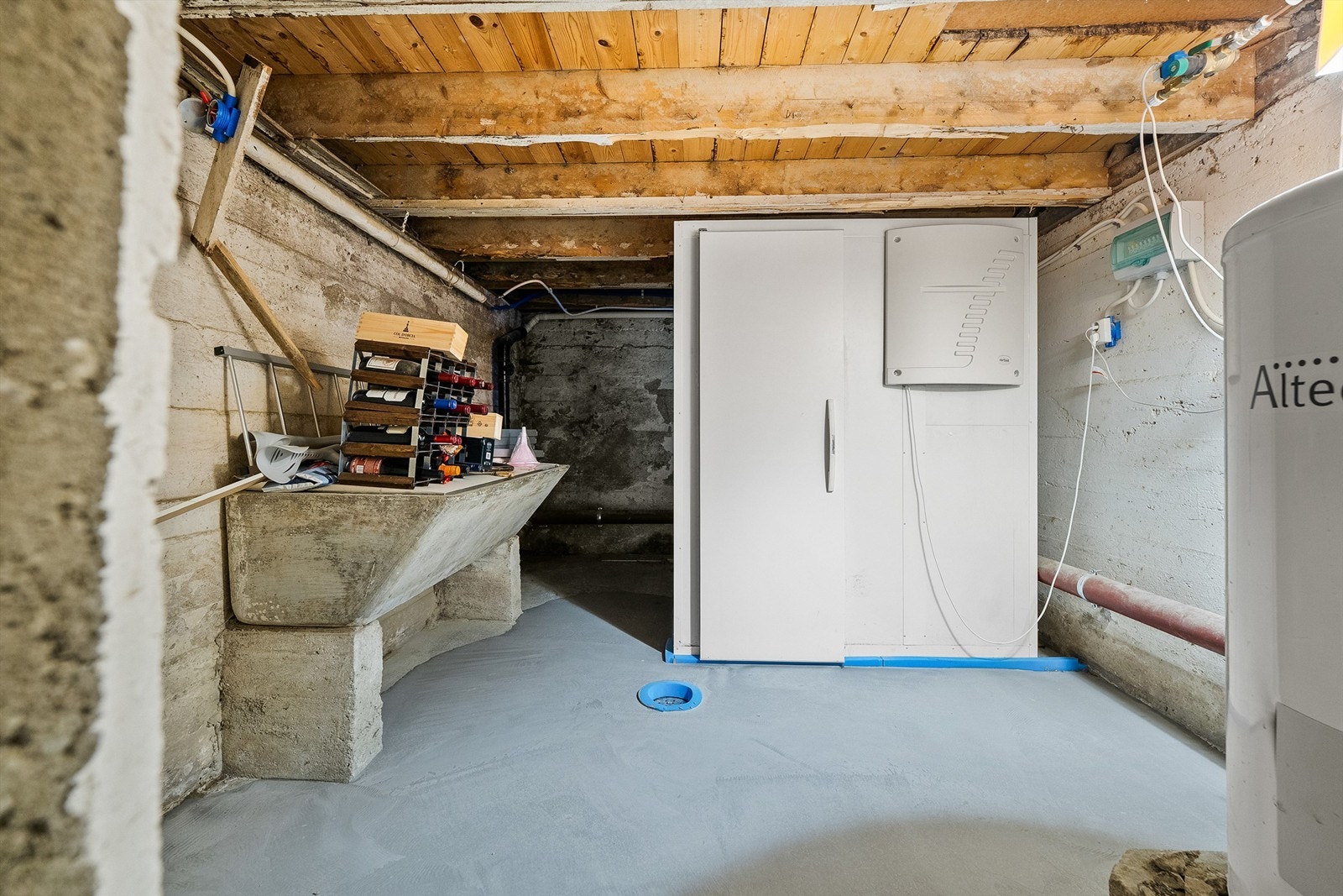 Det er godt med lagringsplass i kjelleren som består av 6 boder og gang. Det er adkomst til eget kjølerom via bod i kjeller. Gulvflater er av metallplater, det er platekledning på vegger og i himling, hyller langs 2 vegger, belysning på aggregat Galleribilde