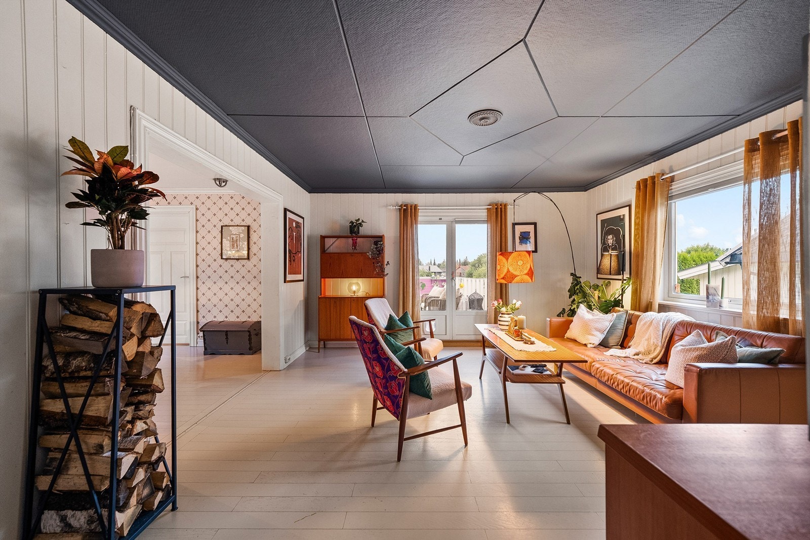 Det er to pene stuer i boligen, der studelen med sittegruppe har god plass til stor sofa Galleribilde