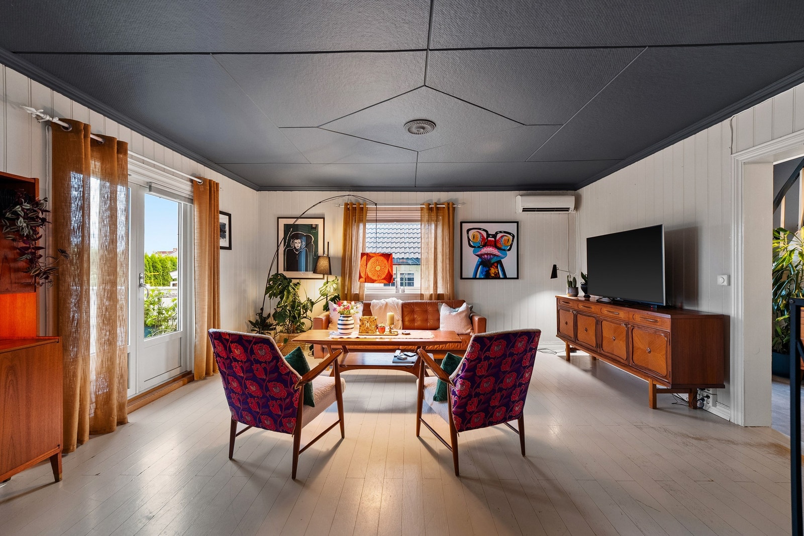 Fra denne stuedelen er det utgang til et uteområde med terrasse på 17 kvm., med trapp videre til markterrasse på 43 kvm. samt terreng og utestue Galleribilde