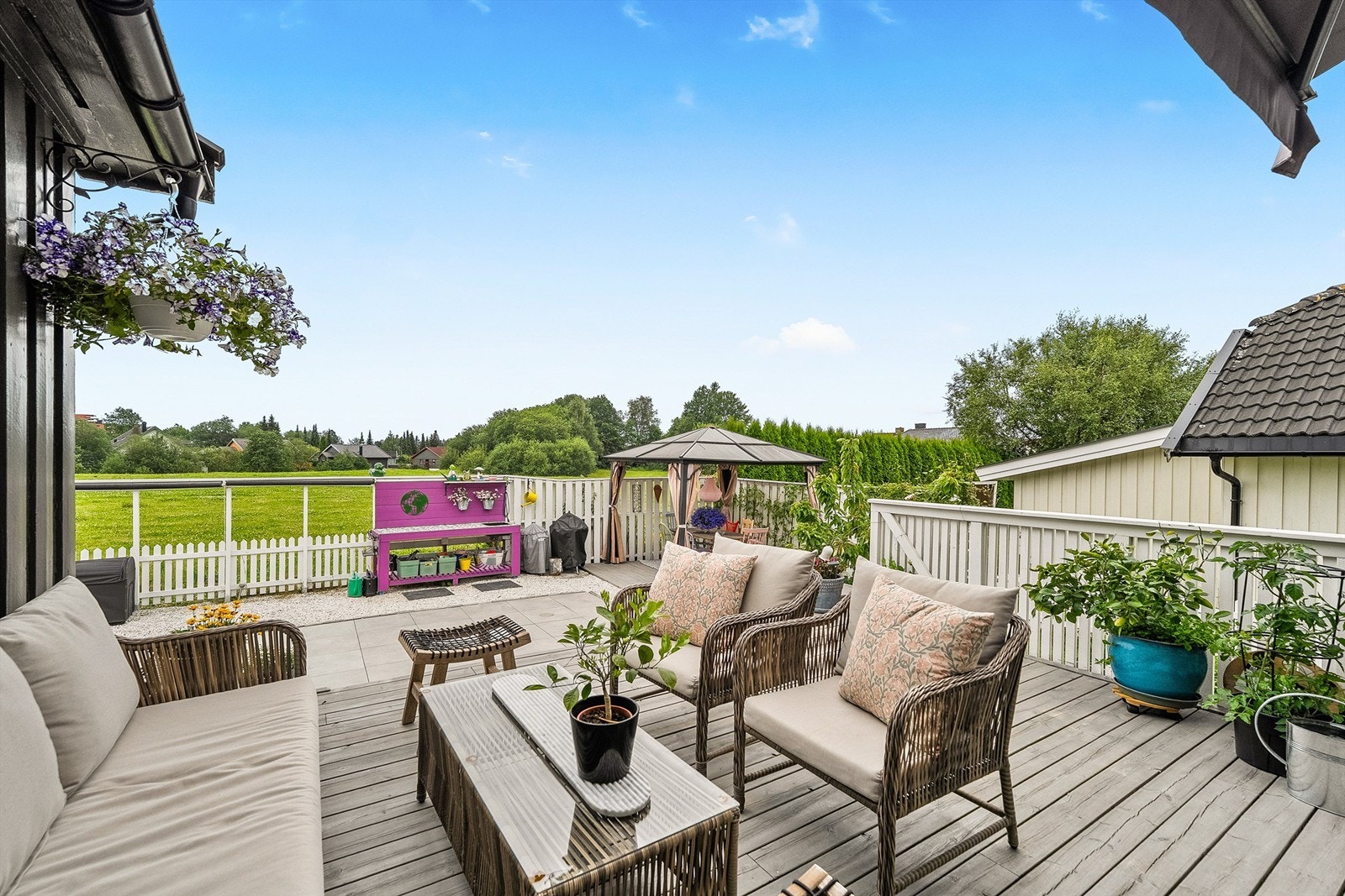 Fra stuedelen er det utgang til et hyggelig terrasseområde på 17 kvm., med trapp videre til markterrasse på 43 kvm Galleribilde