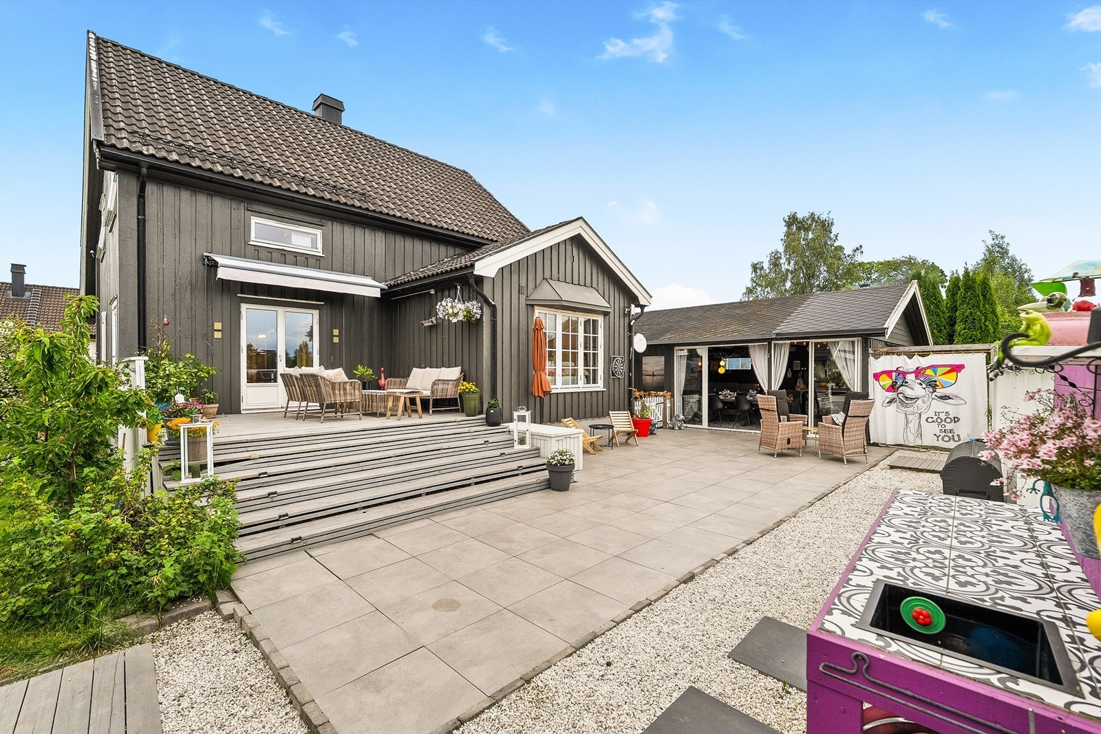 En stor enebolig med stemningsfullt uteområde Galleribilde