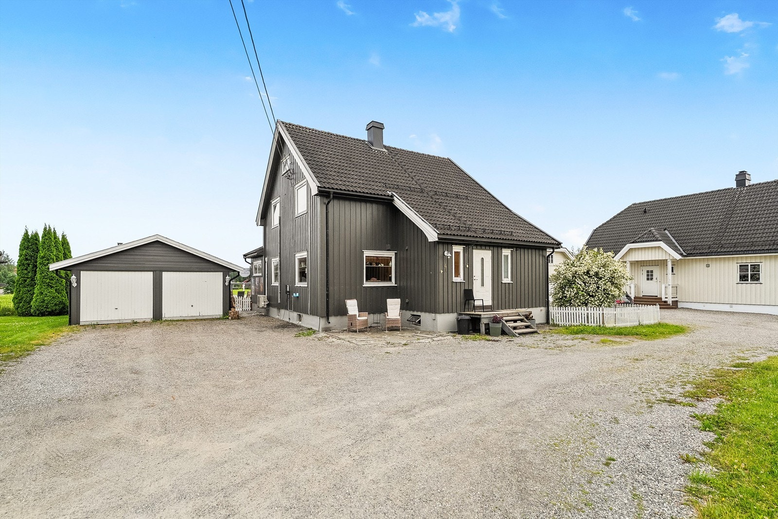 Det er romslig gårdsplass med god plass til biloppstillinger, og det er muligheter for flere sitteplasser foran huset Galleribilde