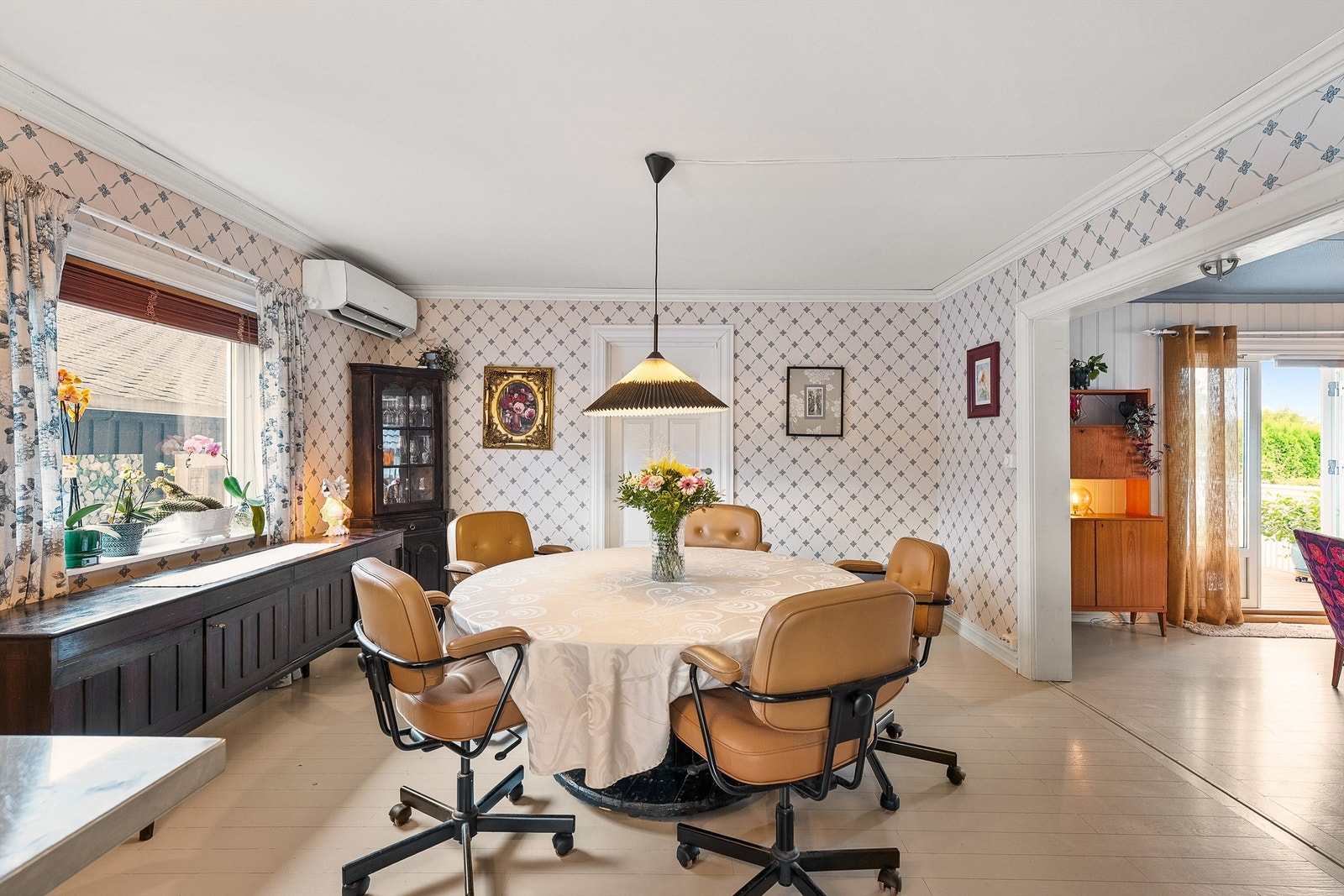 Det er god plass til stort spisebord, og det er en hyggelig spiseplass med praktisk plassering rett ved kjøkken Galleribilde