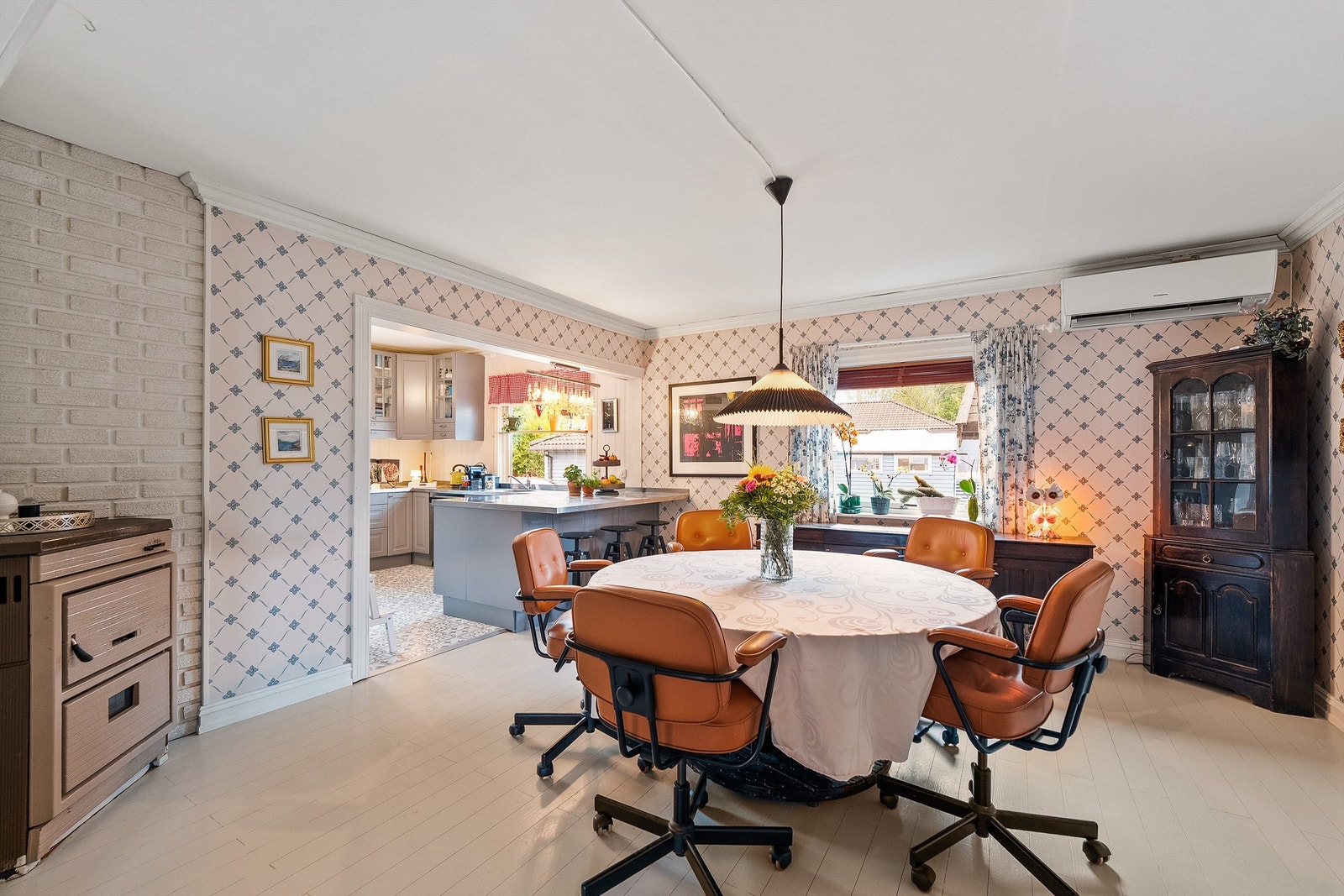 Spisestuedelen er i eget rom der tidligere vegg er åpnet mot stue 2. Rommet har tapet på vegger og fremstår i en "bonde romantisk" stil Galleribilde