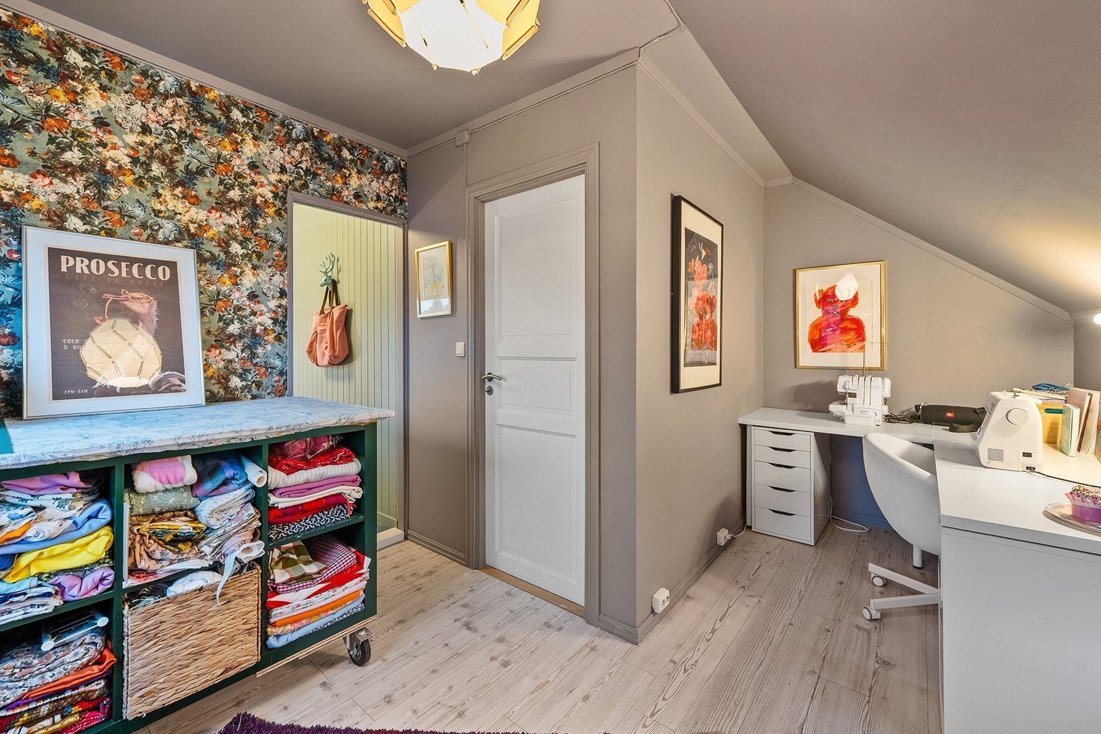 Hobbyrom/tidligere soverom som er sammenkoblet med soverom innenfor. Perfekt tilrettelagt som f.eks. egen "ungdomsfløy" Galleribilde