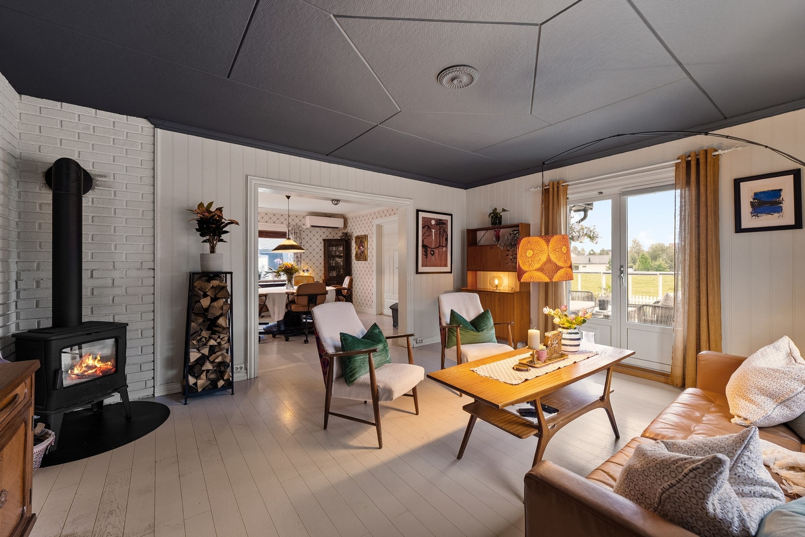 Det er peisovn med glassfront i stue til kalde og kjølige dager Galleribilde